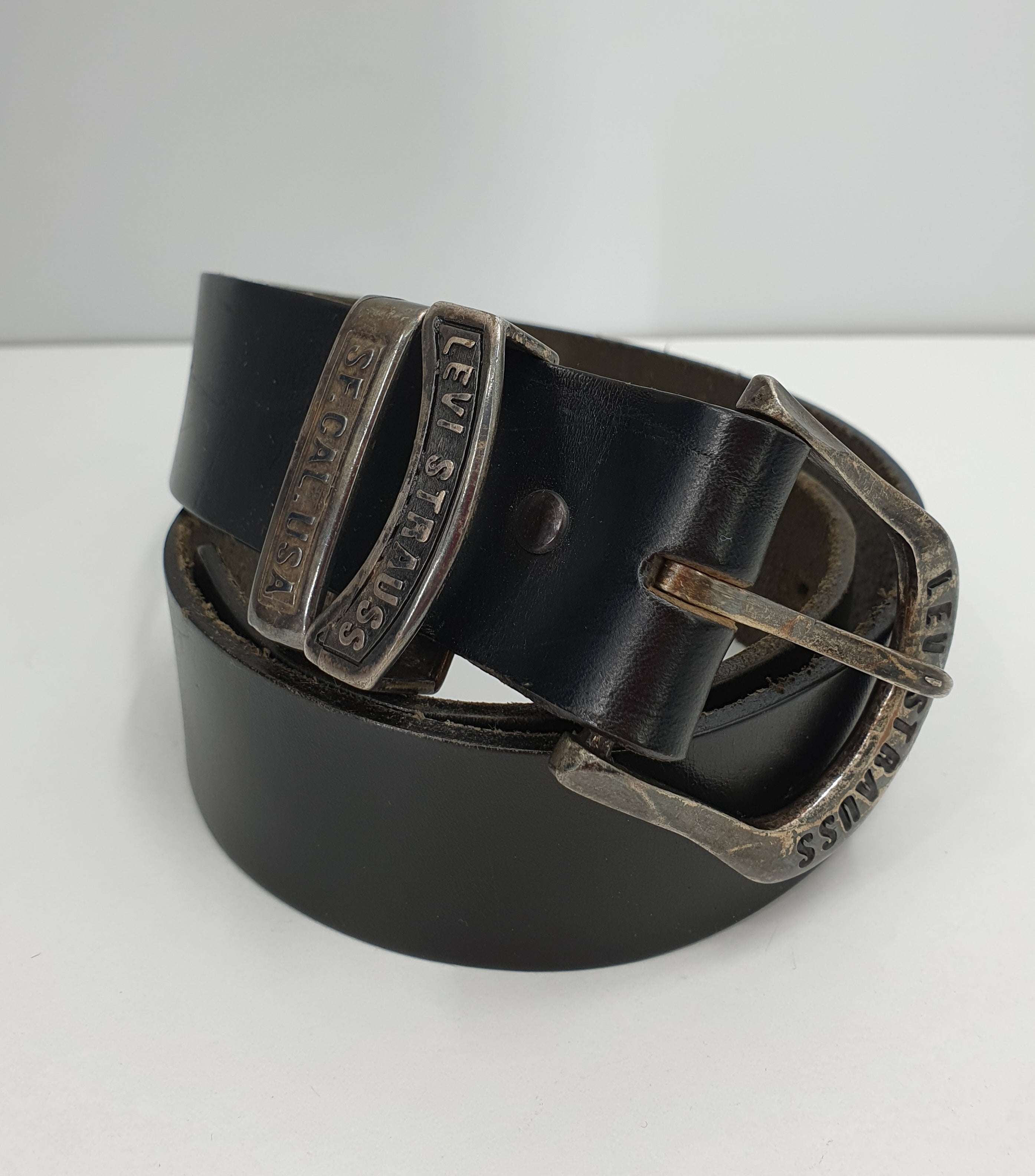 Levi´s musta nahkavyö metallisoljella