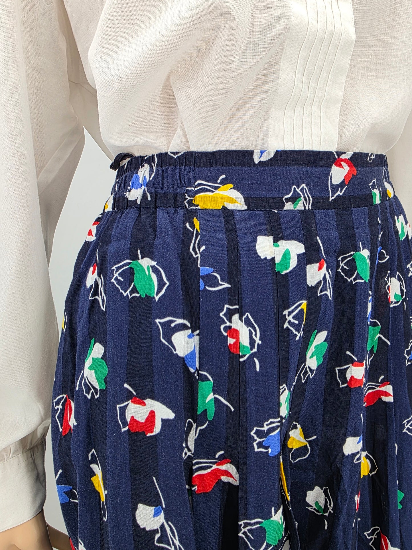 Dark blue pleated skirt from the 80s, waist 80-88cm, size 40/42