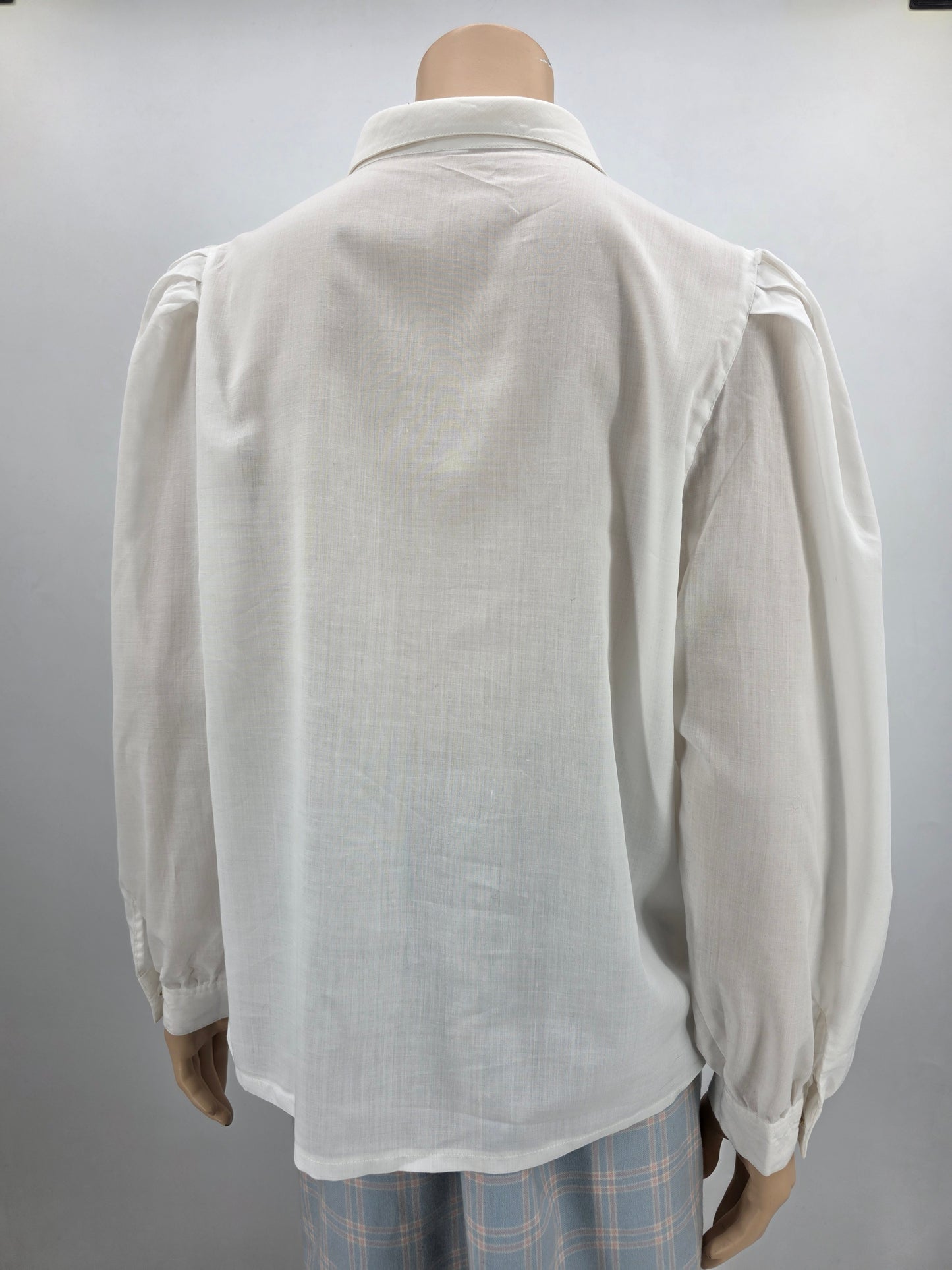 White women's vintage shirt with lace collar, size 38-40