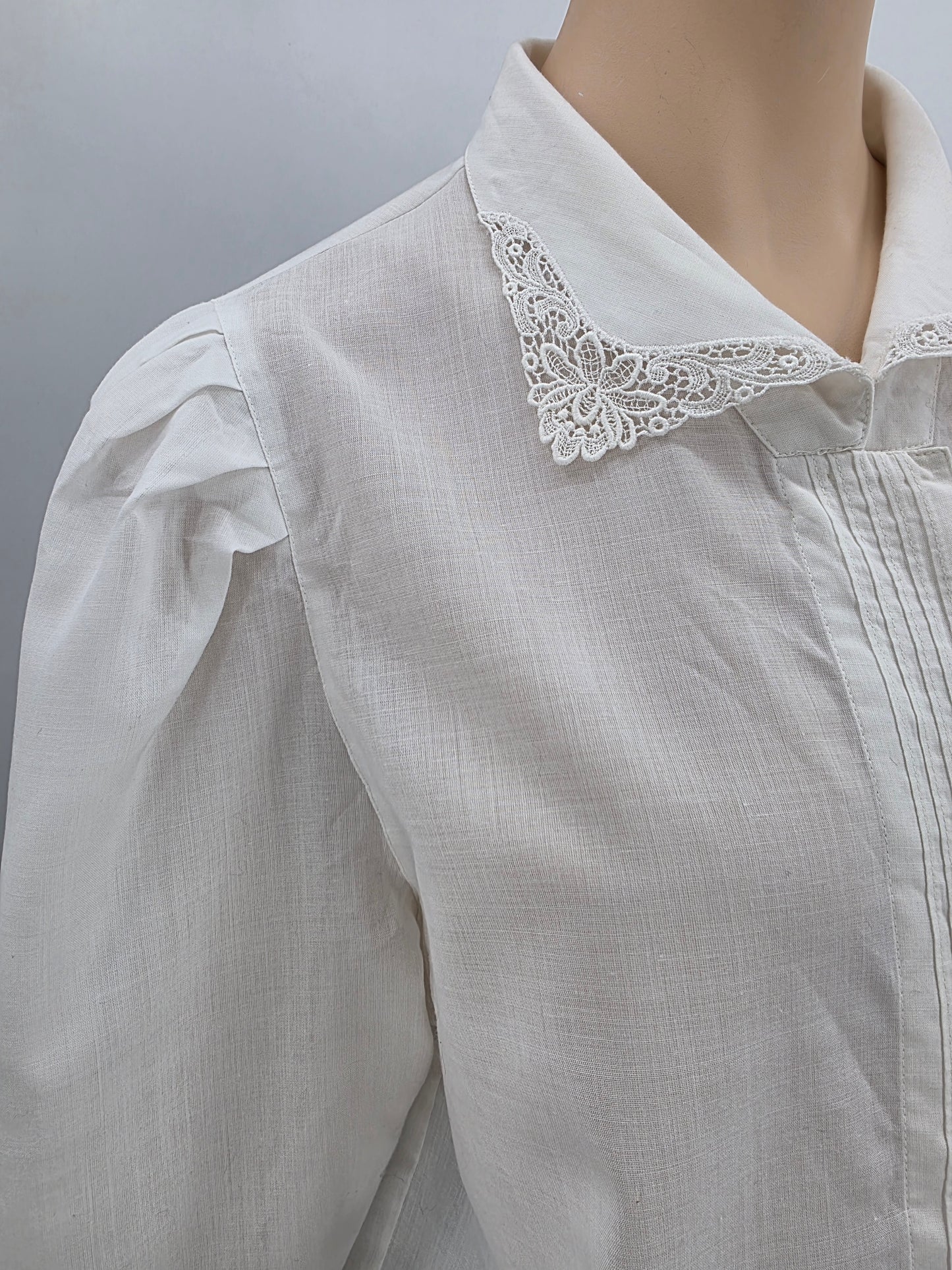 White women's vintage shirt with lace collar, size 38-40
