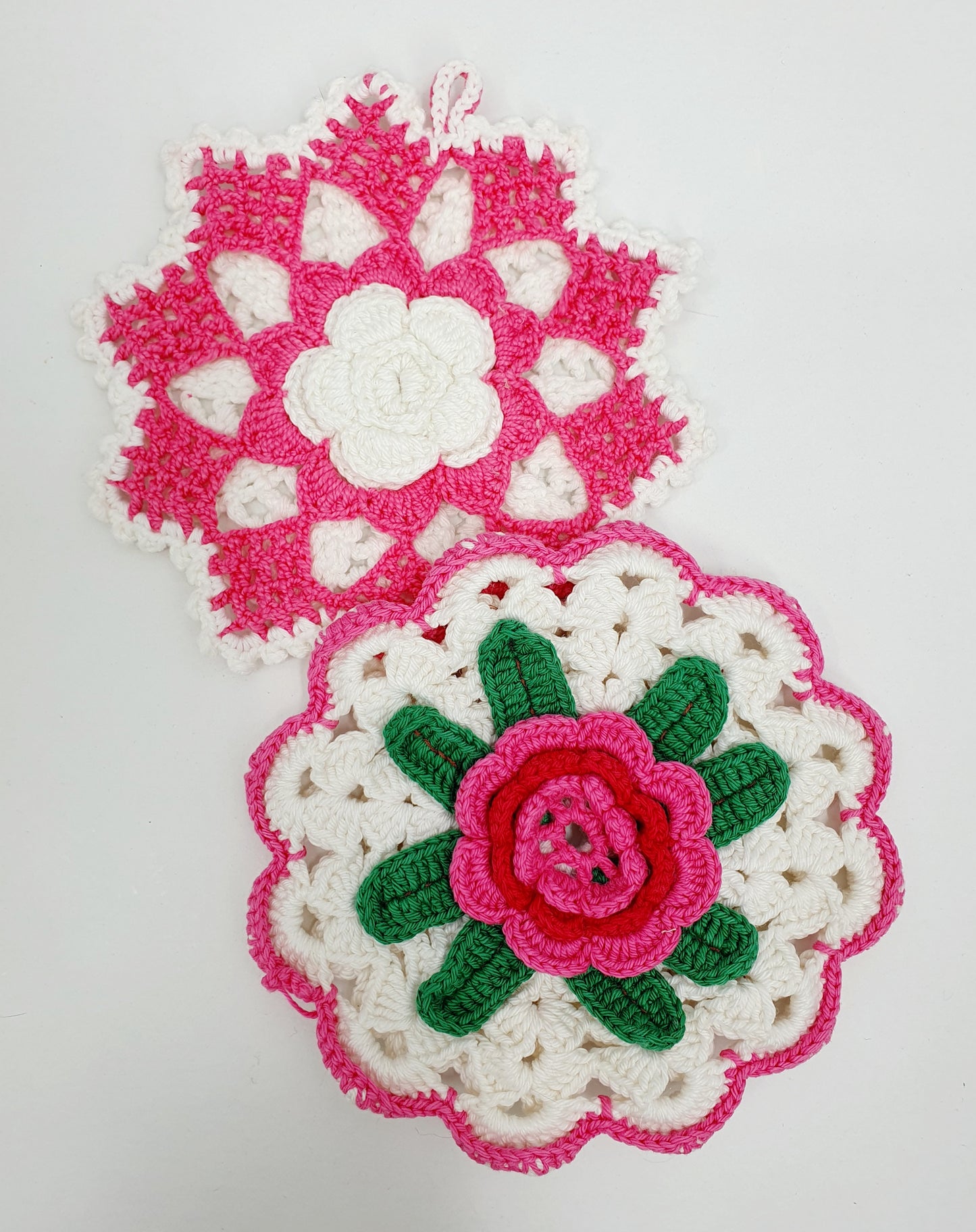 Small crocheted decorative potholder from the 70s, star edge/gingerbread edge