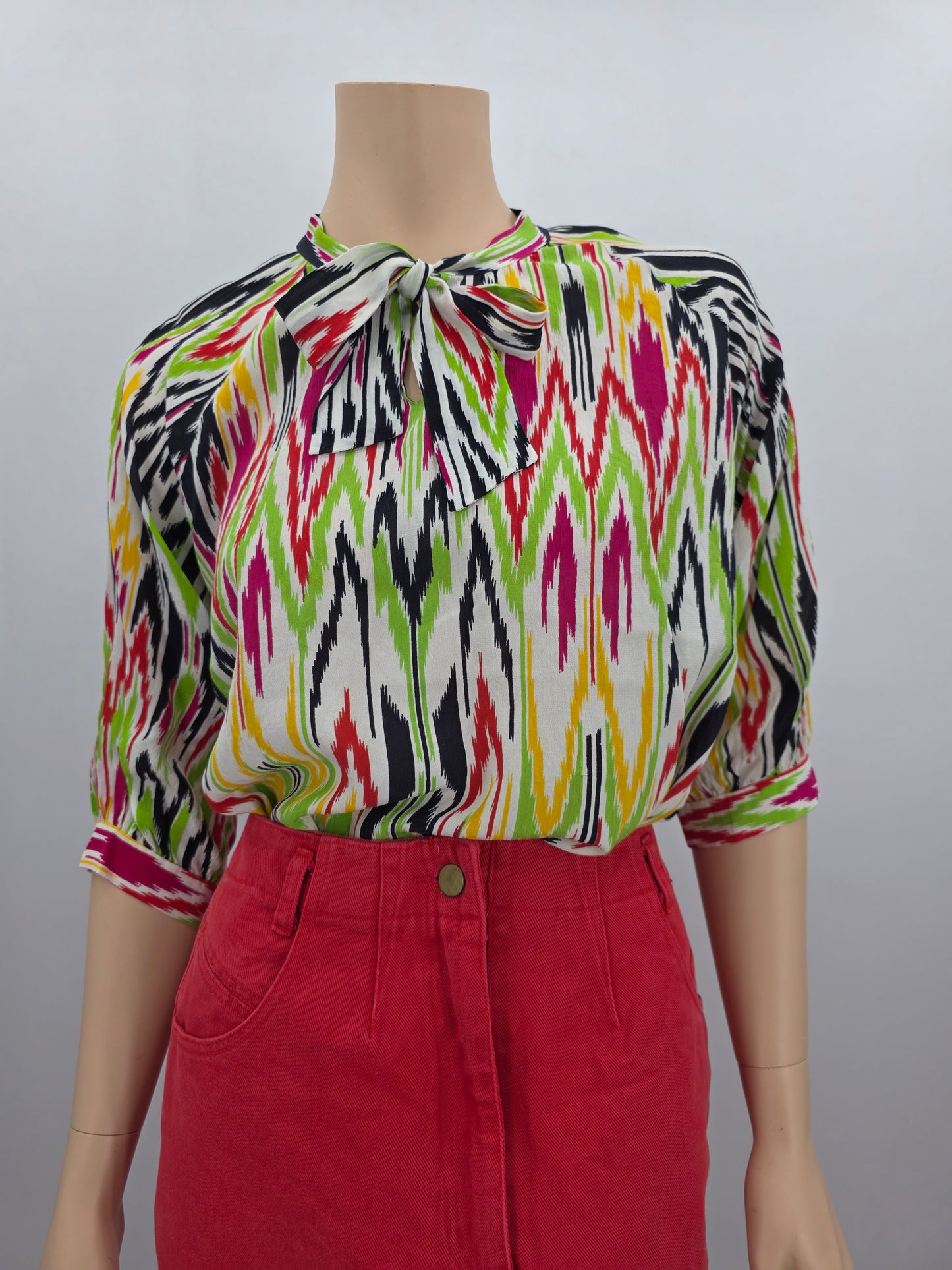 Colorful shawl collar shirt, half-length sleeves, size 38-40