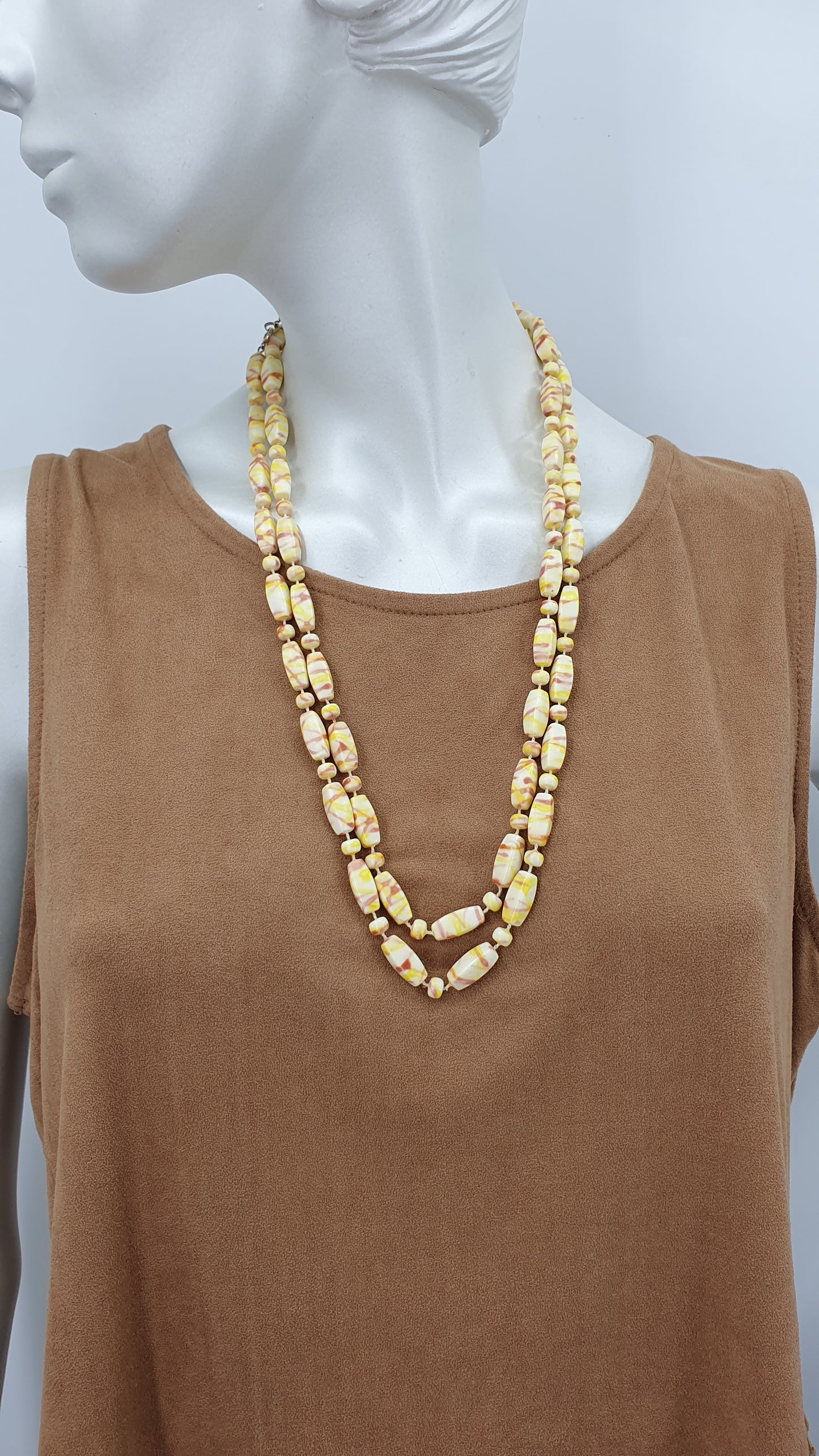 Brown-colored pearl necklace from the 60s-70s, length 134cm