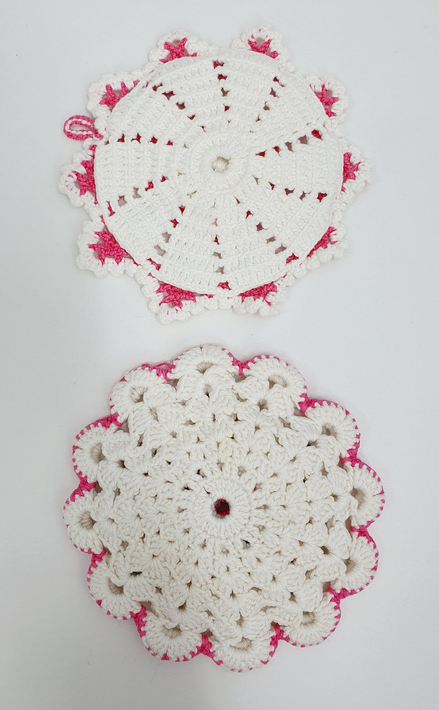 Small crocheted decorative potholder from the 70s, star edge/gingerbread edge