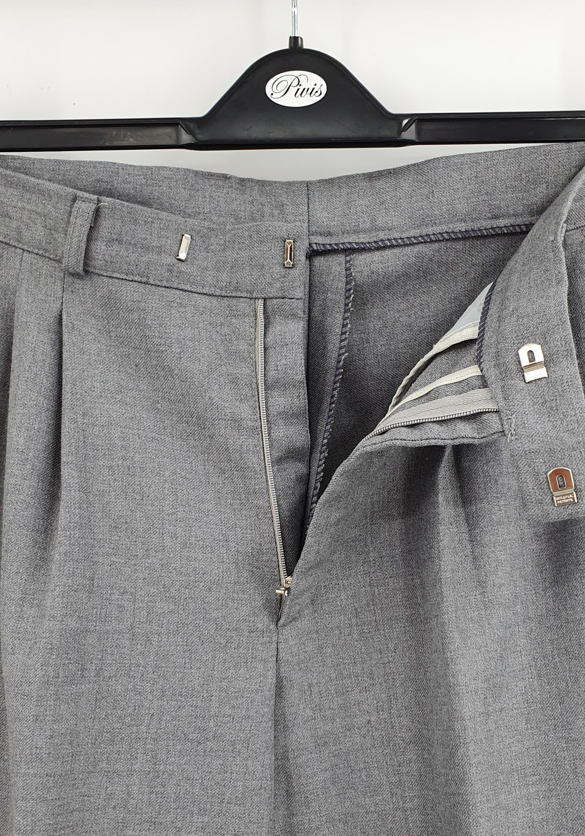 Luhta, miesten harmaat suorat housut 80-luvulta, vyötärö 82cm