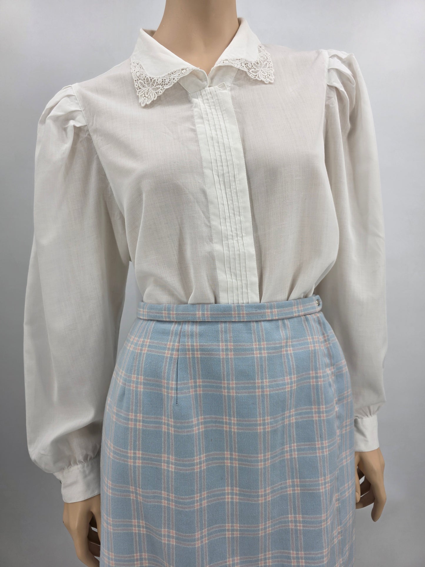 White women's vintage shirt with lace collar, size 38-40