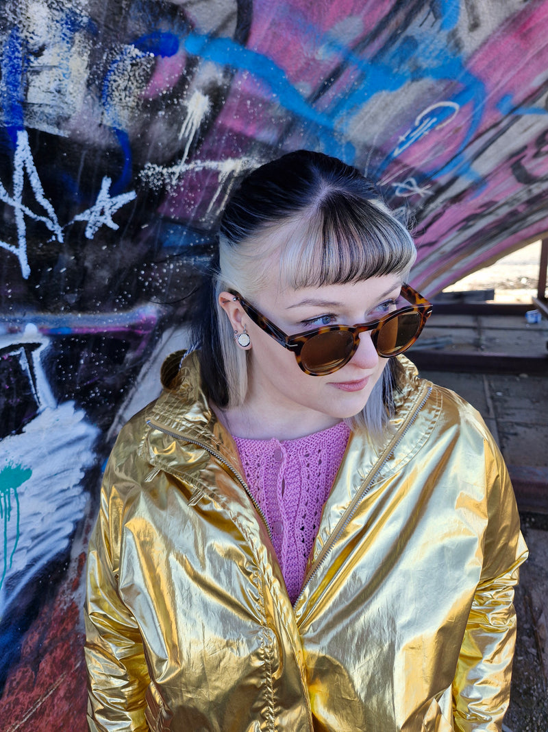 Nuori nainen Värikkäät 90-luvun vaatteet