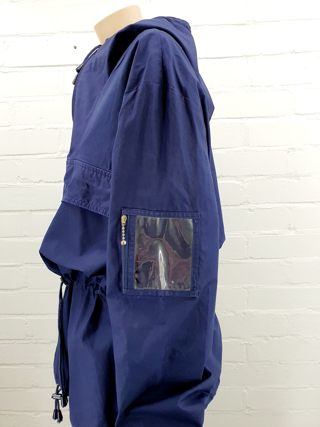 Tummansininen anorakki 80-luvulta, kuva  hihataskusta