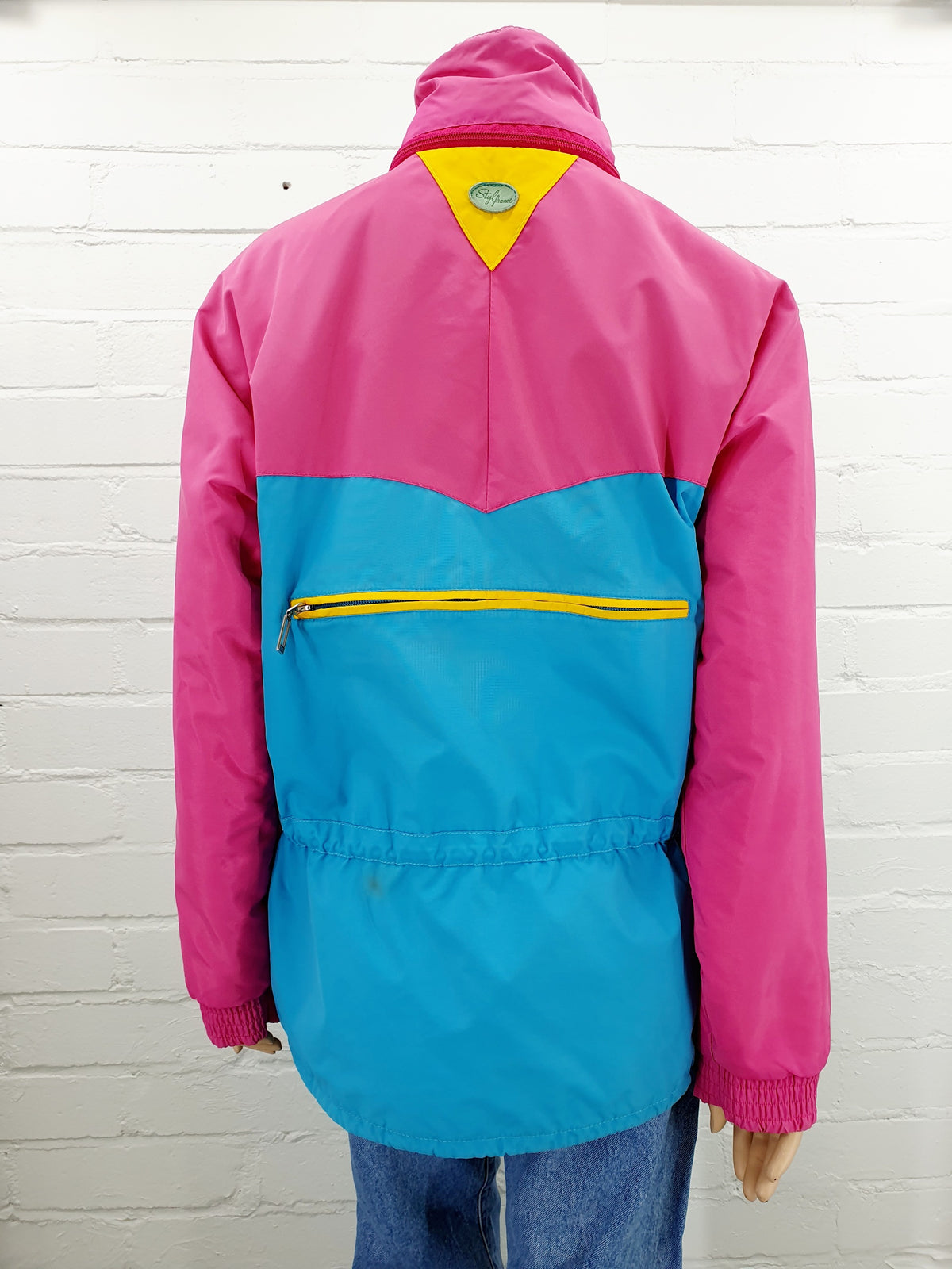 Värikäs vintage laskettelutakki 90-luvulta, anorakkimalli, kuva selkäpuolelta