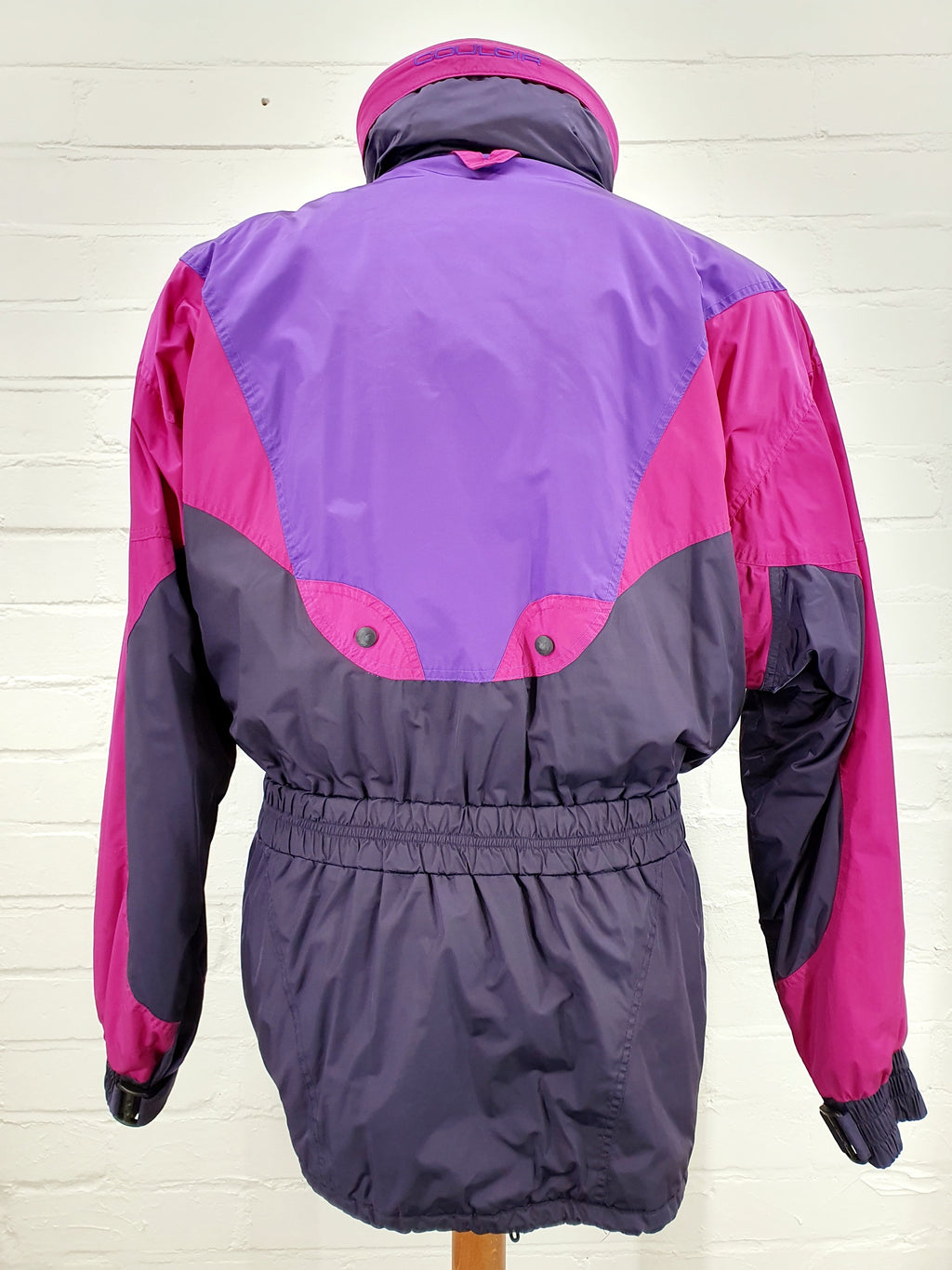 Vintage laskettelutakki 90-luvulta, väritysluumu-fuksia-violetti, kuva selkäpuolelta