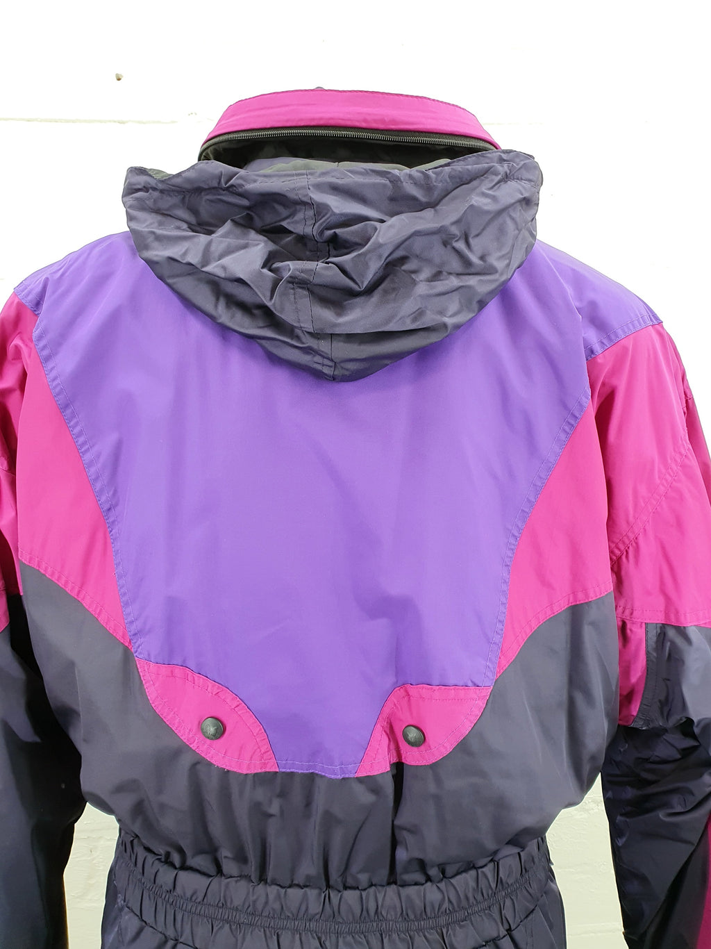Vintage laskettelutakki 90-luvulta, väritysluumu-fuksia-violetti, kuva hupusta