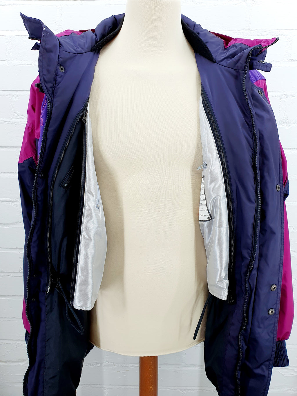 Vintage laskettelutakki 90-luvulta, väritysluumu-fuksia-violetti, kuva sisäpuolelta