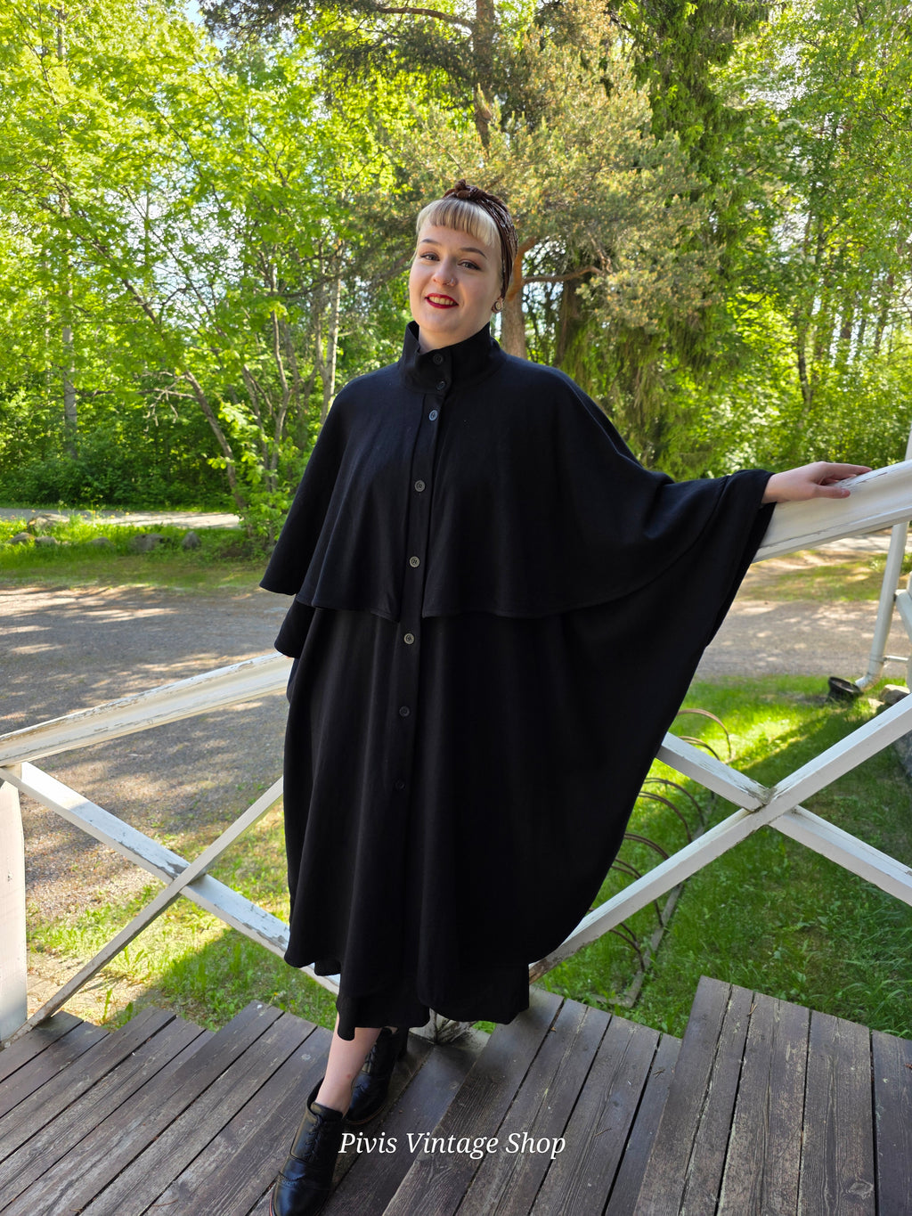 MARIMEKKO, musta villakangas viittatakki 80-90-luvulta, koko 36-42 (S)