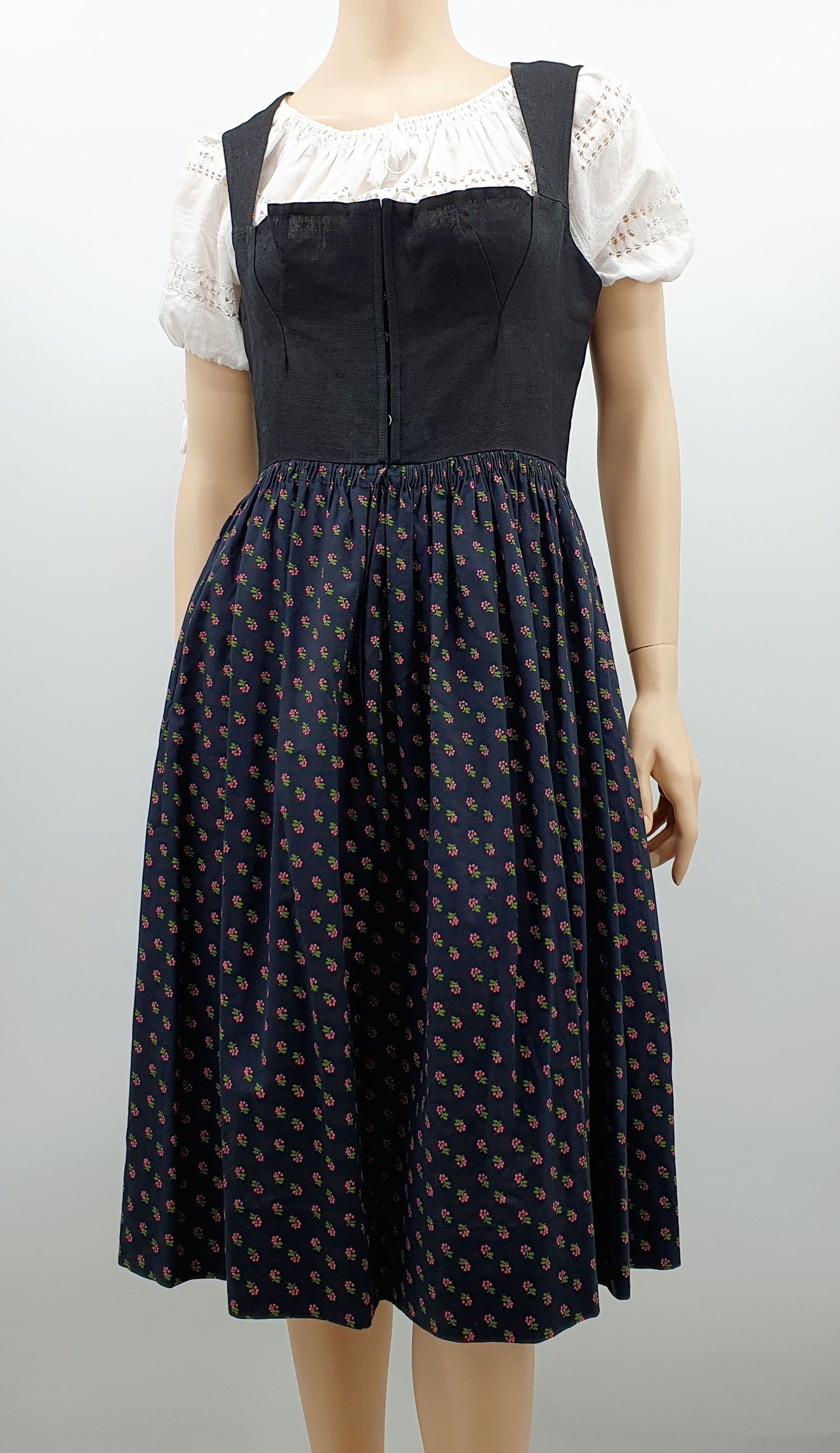 Aito dirndl-mekko Itävallasta, väri musta