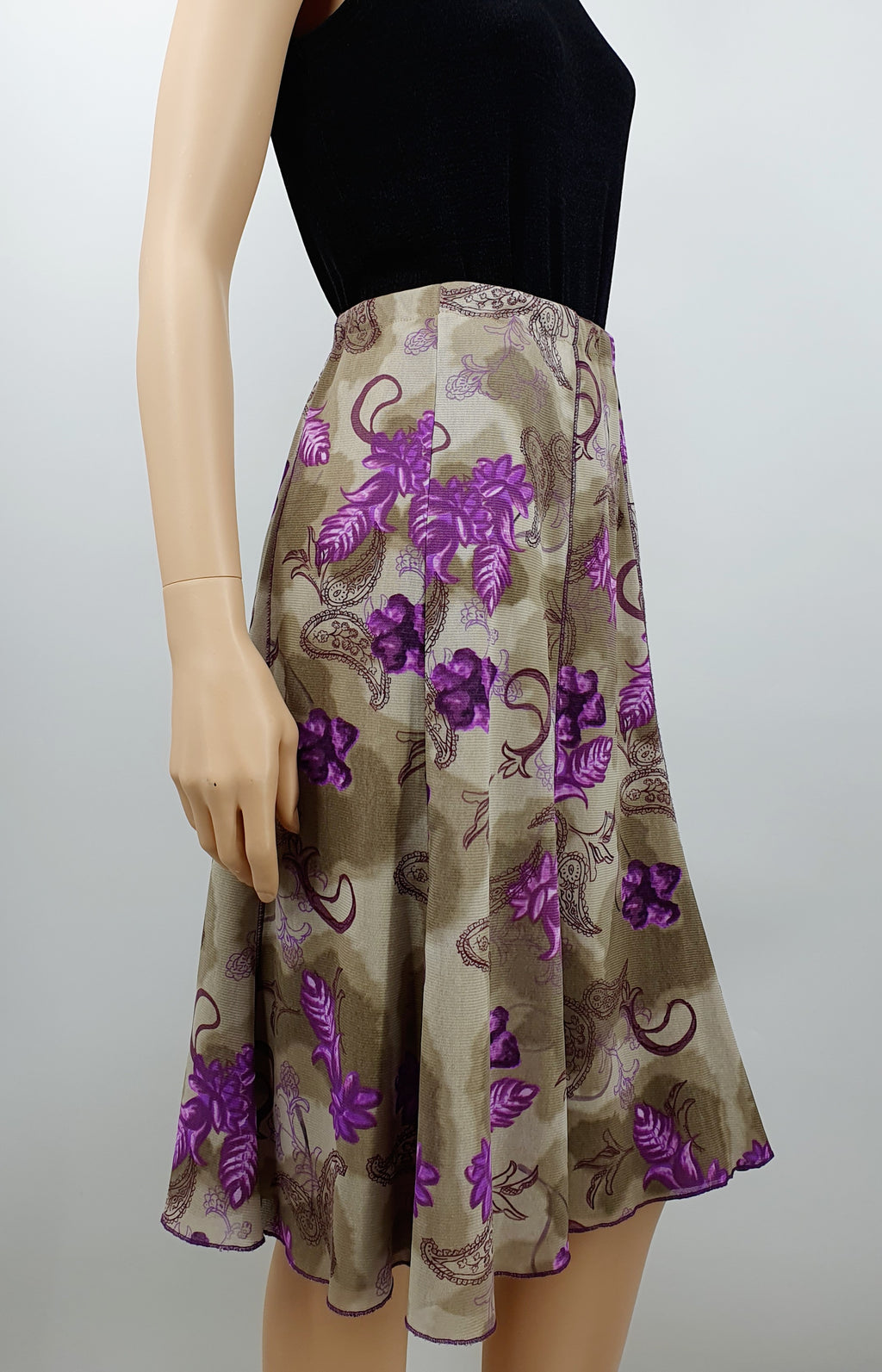 A-linjainen hame kuminauhavyötäröllä, väri hiekka/violetti, vyötärö 74-90cm, koko 36-42