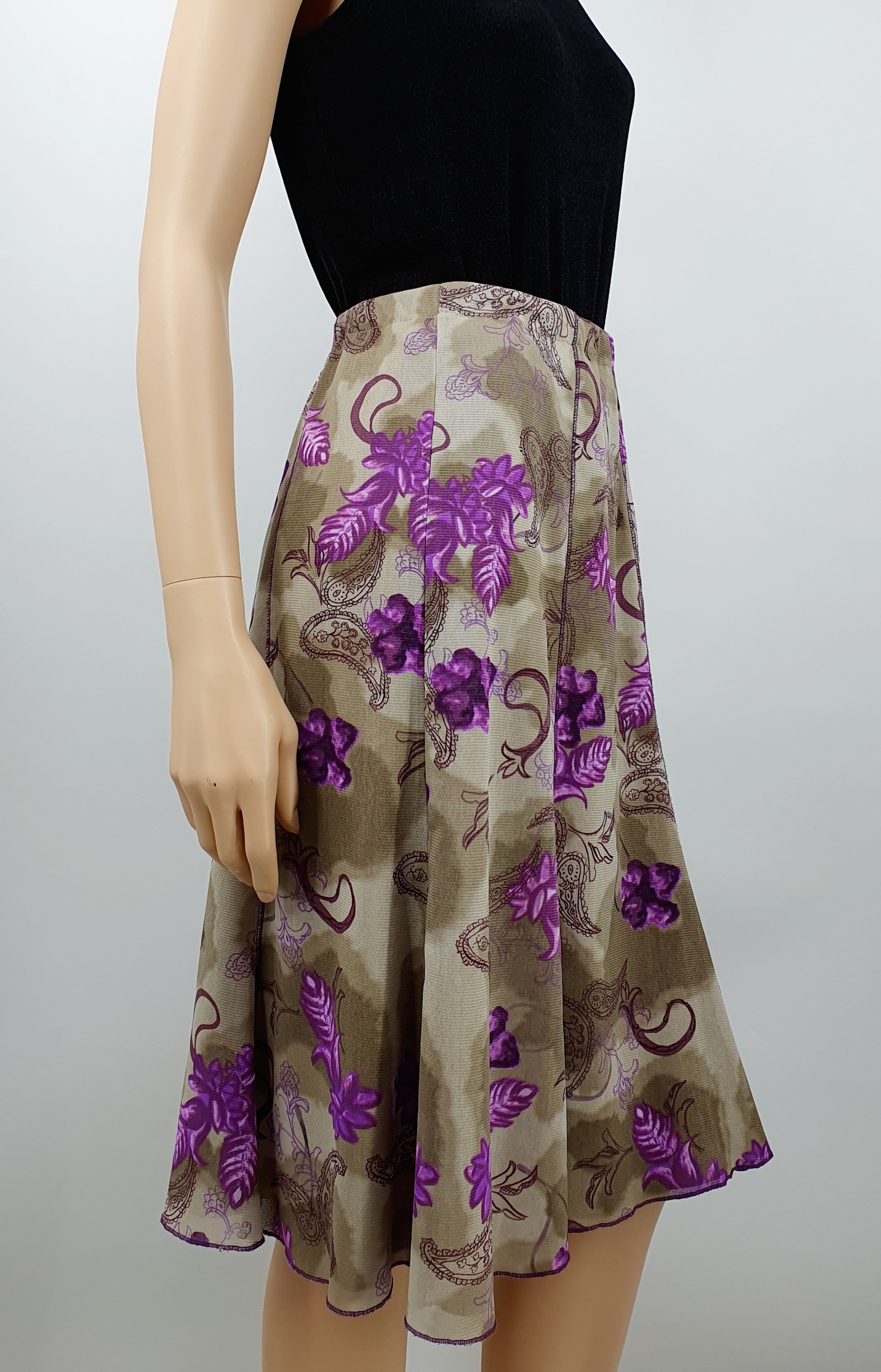 A-linjainen hame kuminauhavyötäröllä, väri hiekka/violetti, vyötärö 74-90cm, koko 36-42