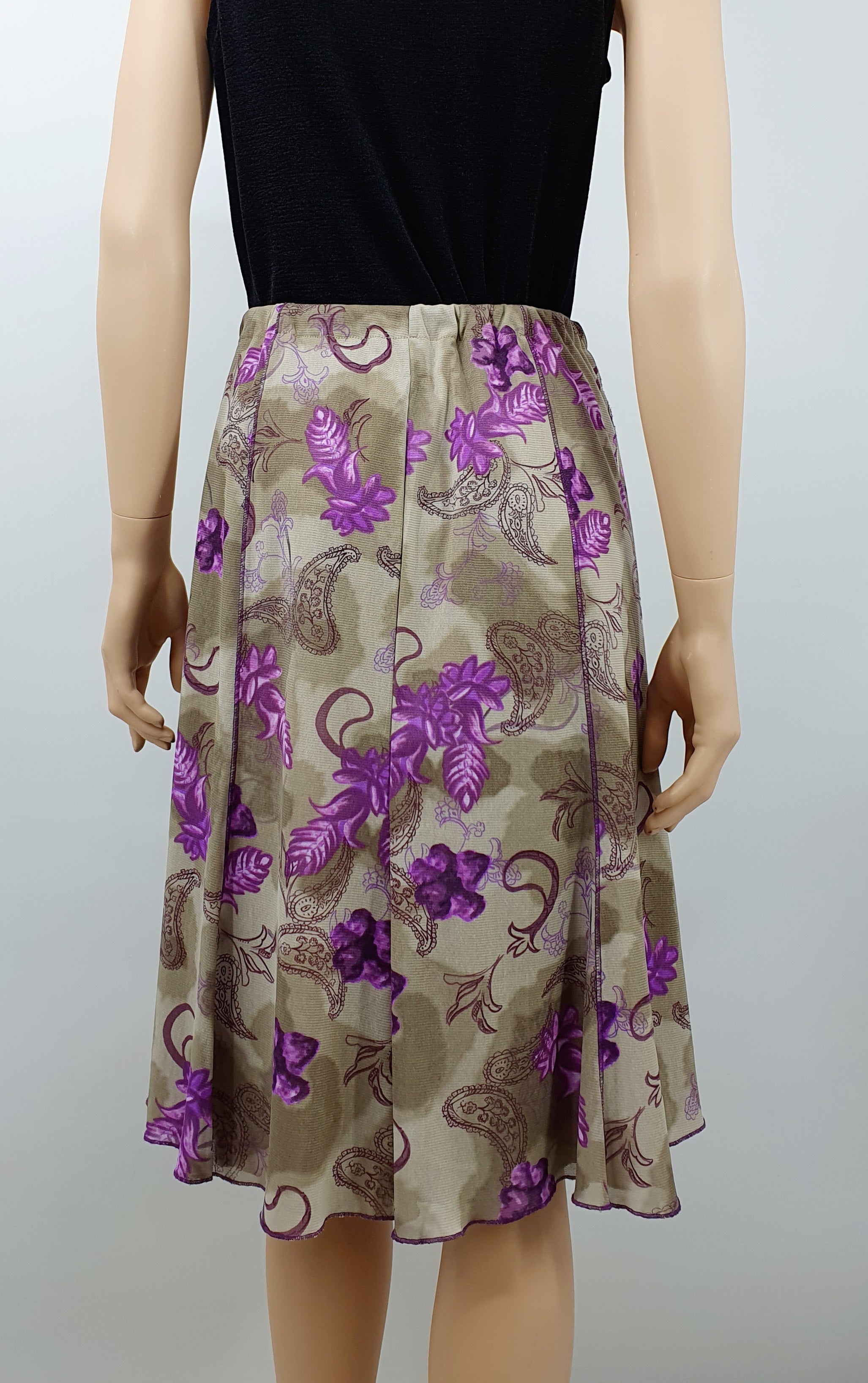 A-linjainen hame kuminauhavyötäröllä, väri hiekka/violetti, vyötärö 74-90cm, koko 36-42