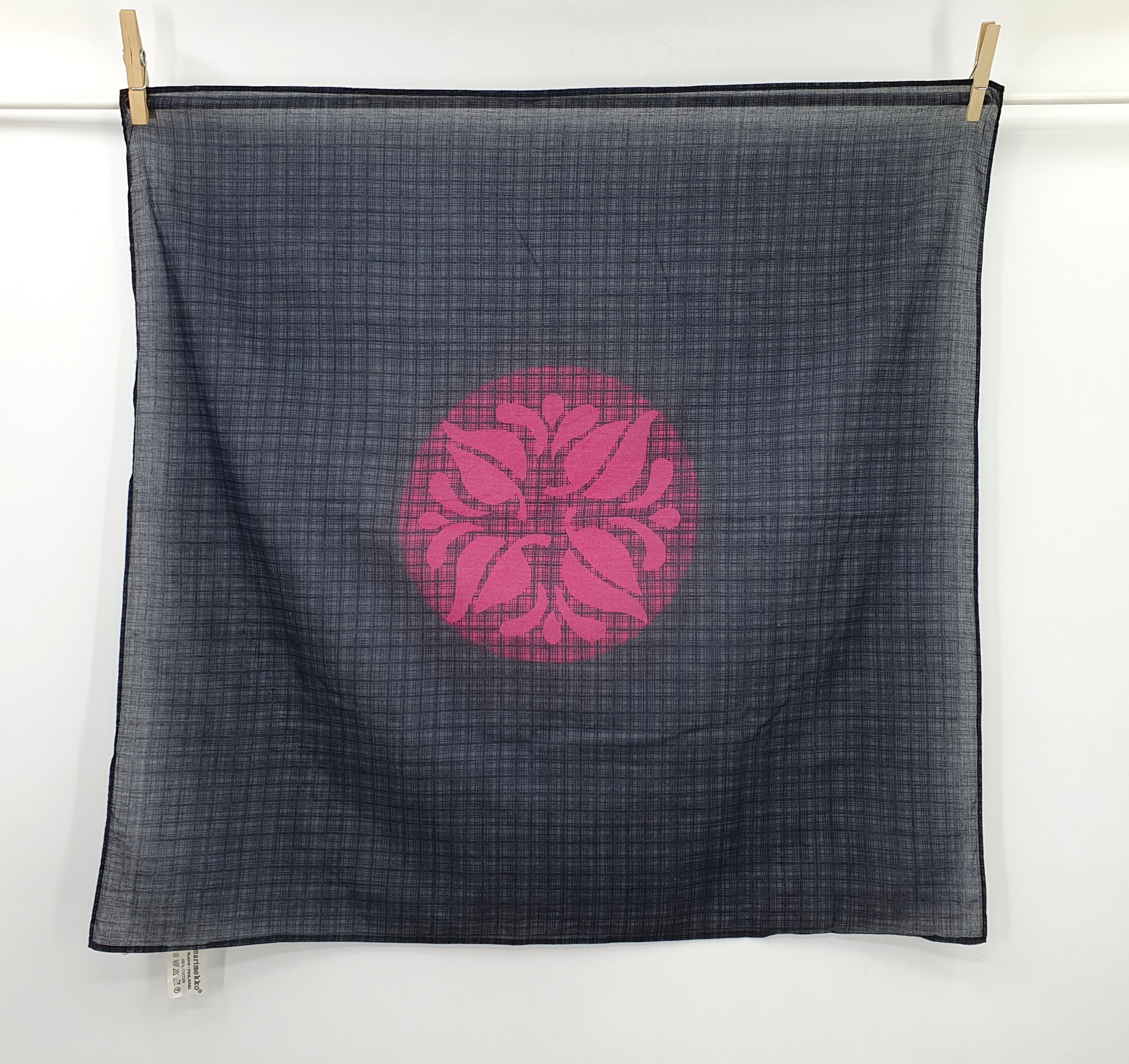 Marimekko, musta ruutukuvioinen puuvillahuivi, 80-90-luku, koko 66x66cm