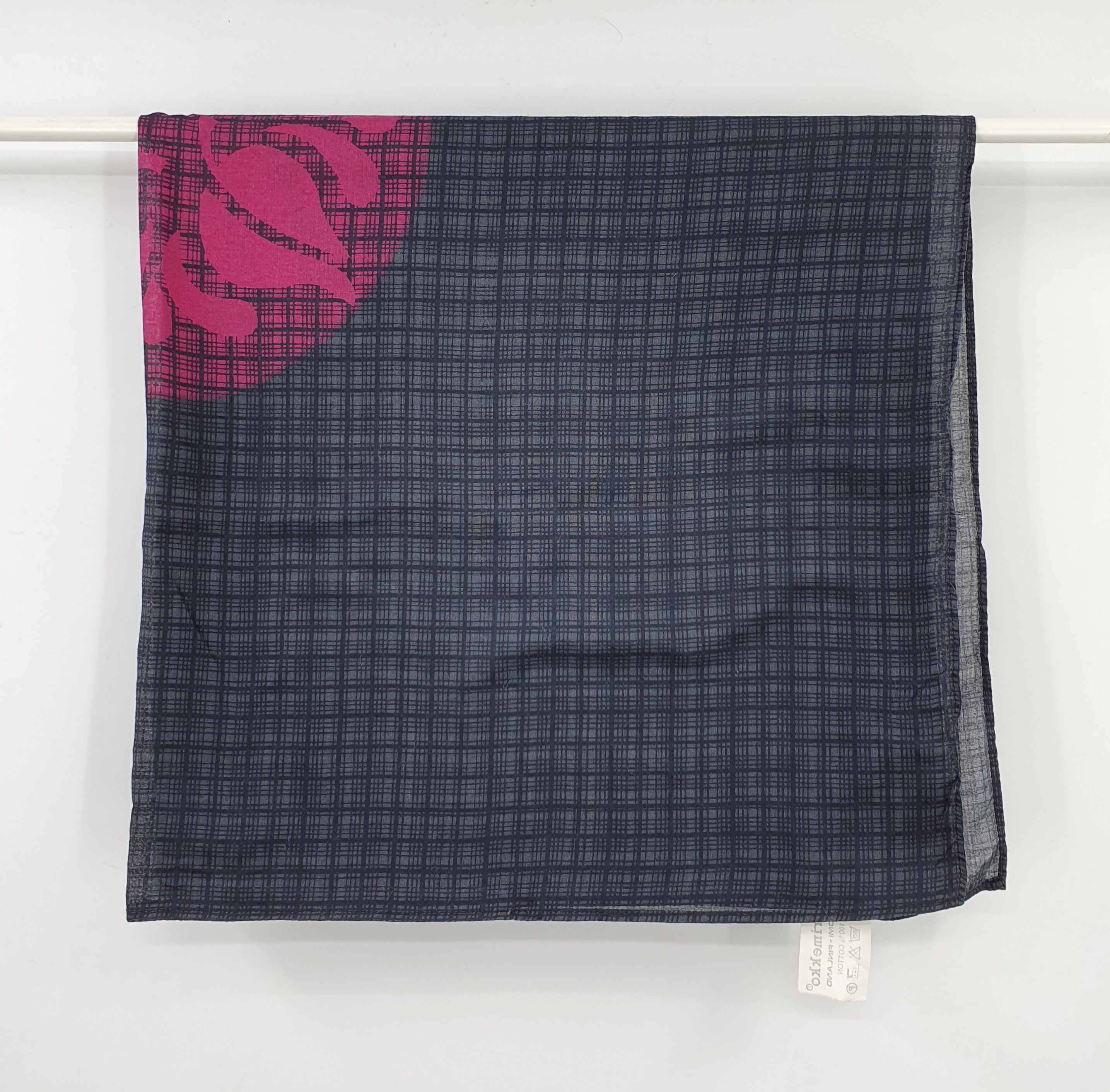 Marimekko, musta ruutukuvioinen puuvillahuivi