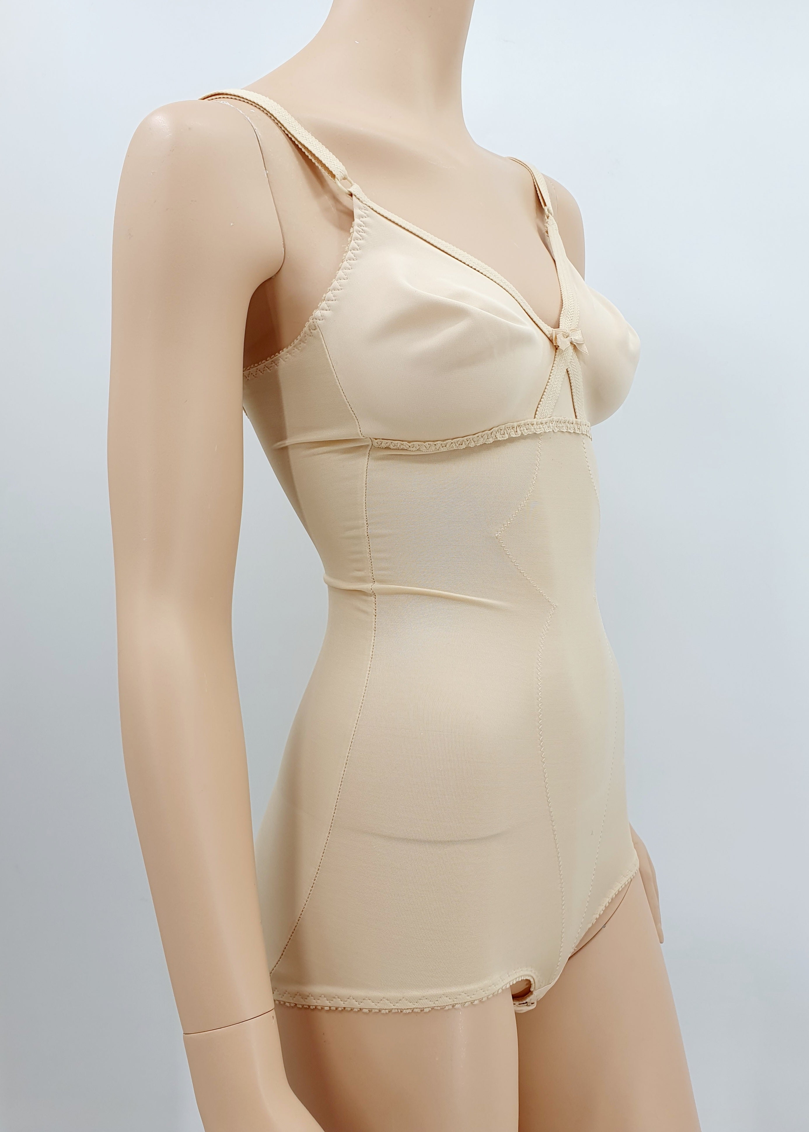 Ihonvärinen body 60-70-luvulta, koko 34-36