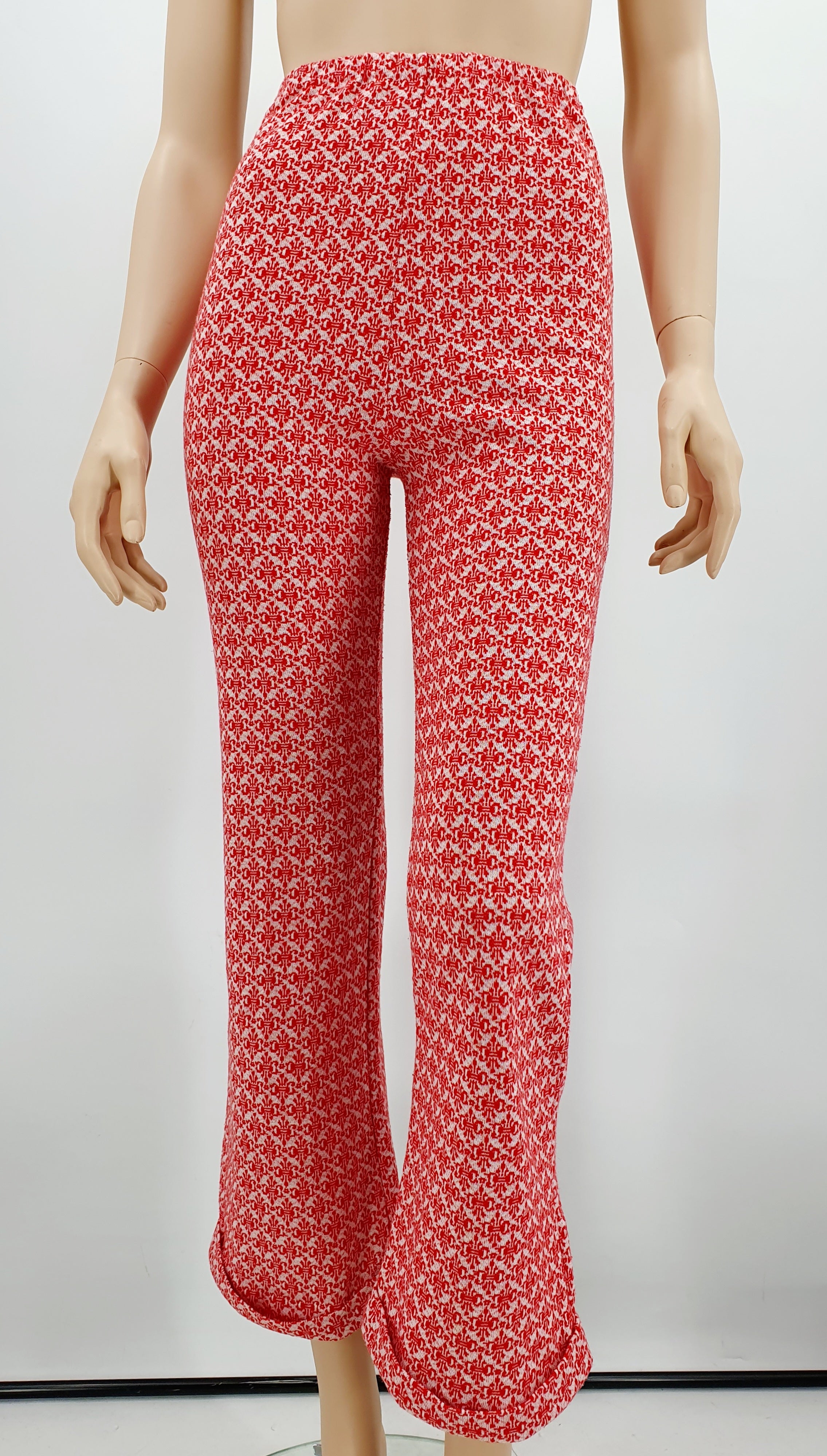 Punavalkoiset pyjamahousut 70-luvulta