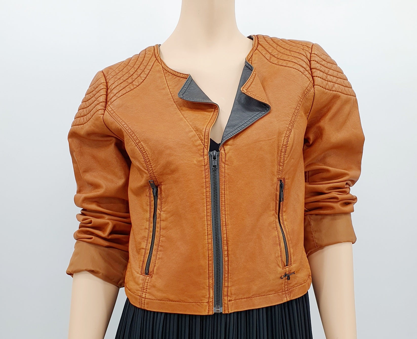 Only cropattu lyhyt naisten tekonahka jakku, secondhand 