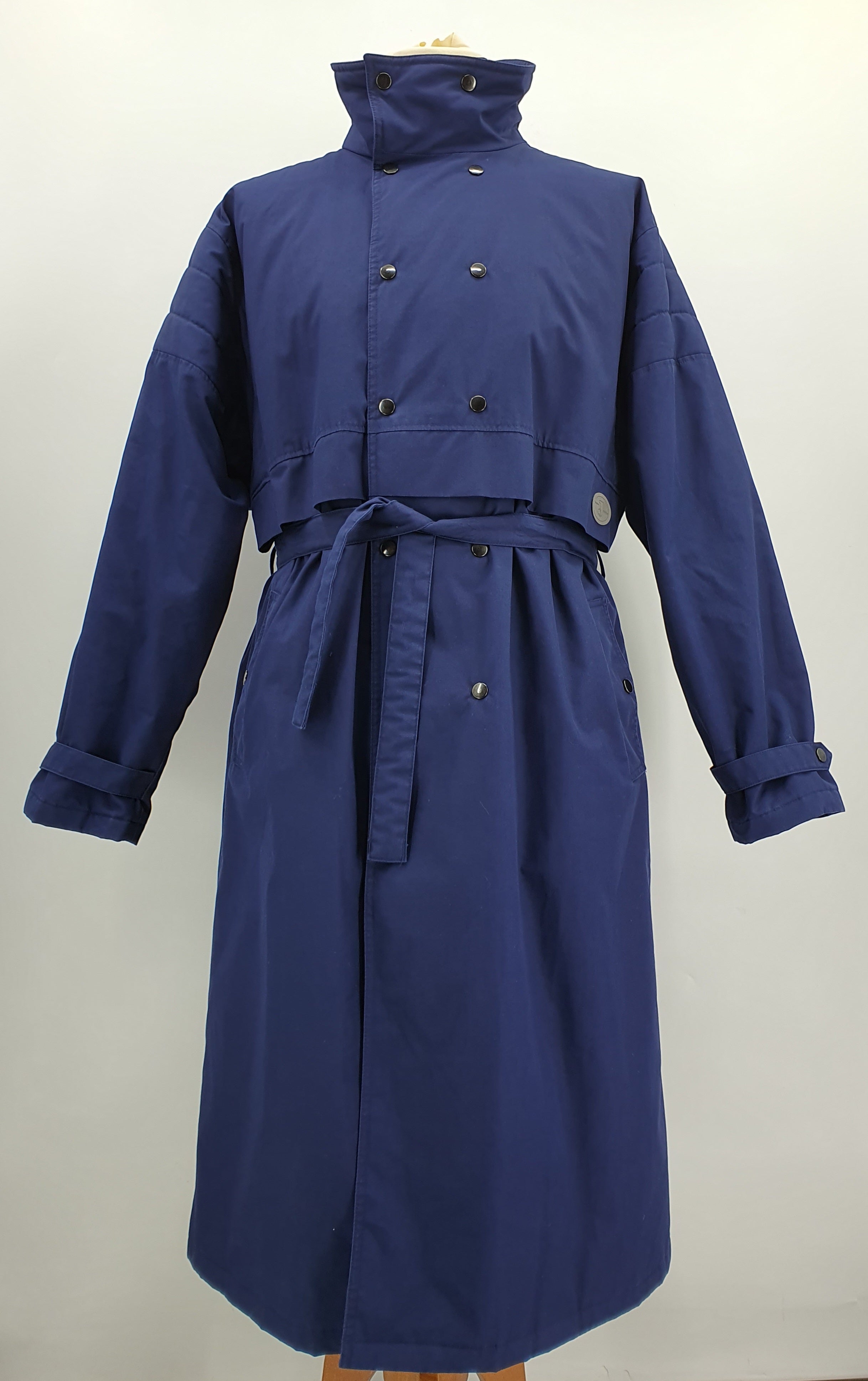 Suomalainen miesten pitkä toppatakki 80-luvulta, väri tummansininen