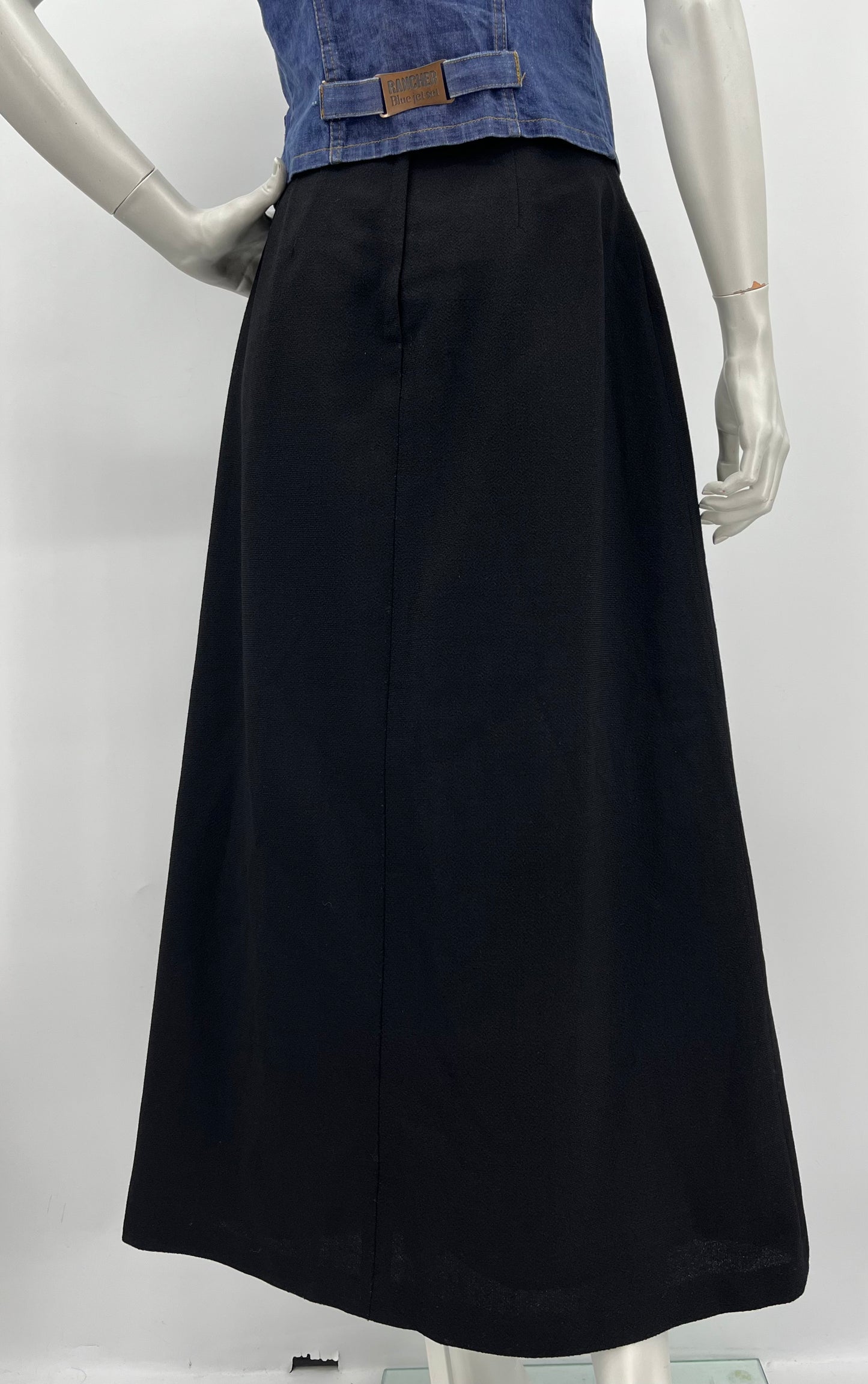 Musta A-linjainen maxihame, 80-90-luku, vyöt.ymp. 66cm, kokoarvio 34