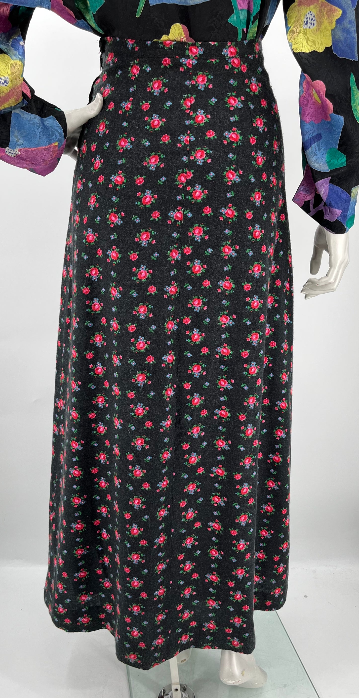 Tiklas, ruusukuvioinen maxihame, 70-luku, vyöt.ymp. 64cm, koko 34