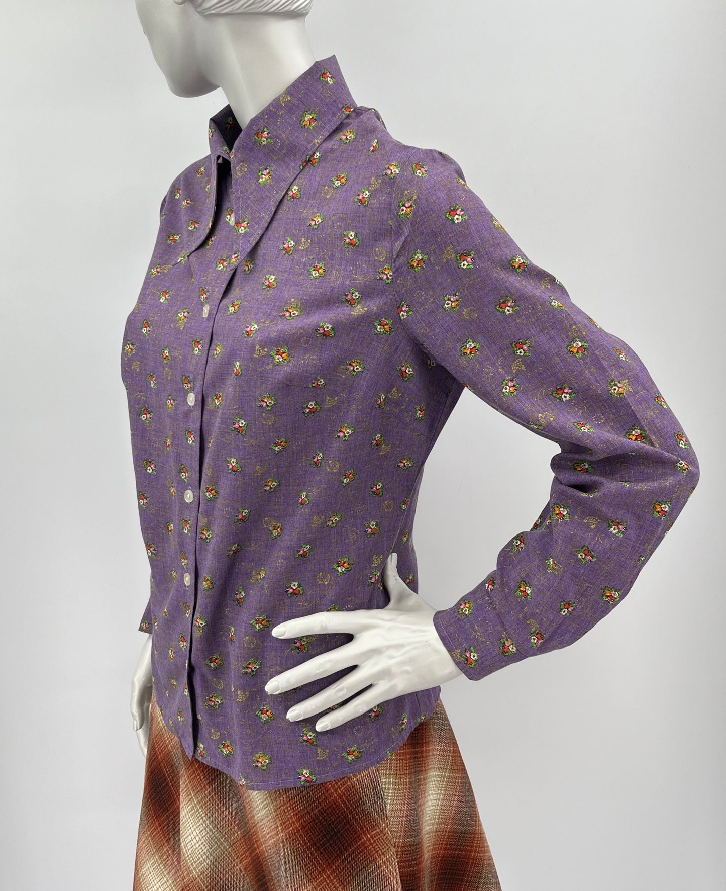 Violetti kukallinen pusero, 70-80-luku, koko 40