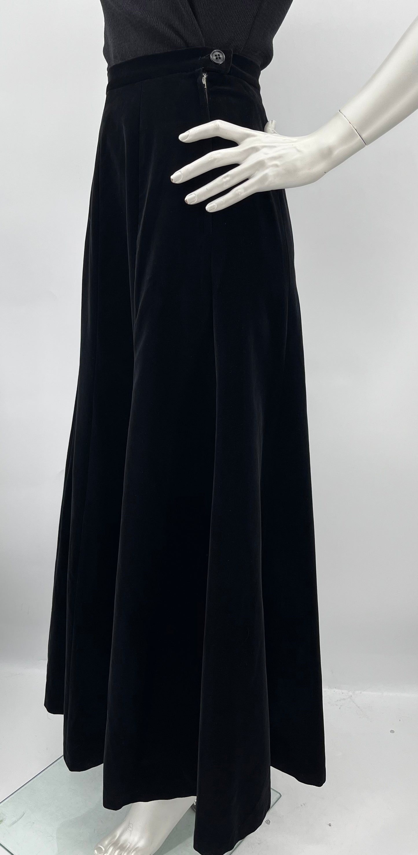 Malli Mari, musta samettihame, 70-luku, vyöt.ymp. 63cm, koko 34