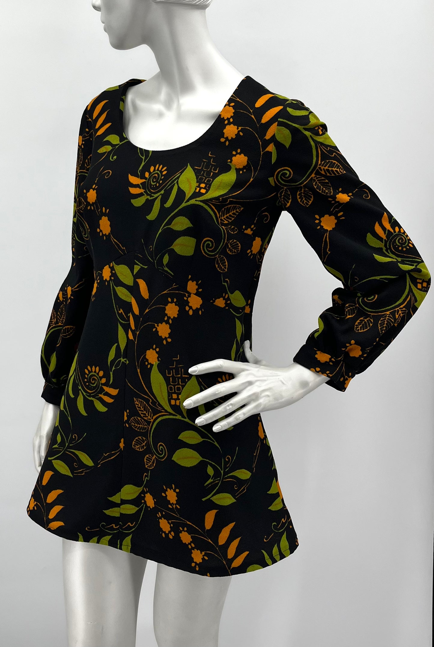 Musta lehtikuvioinen tunika-mekko, 70-80-luku, koko 38