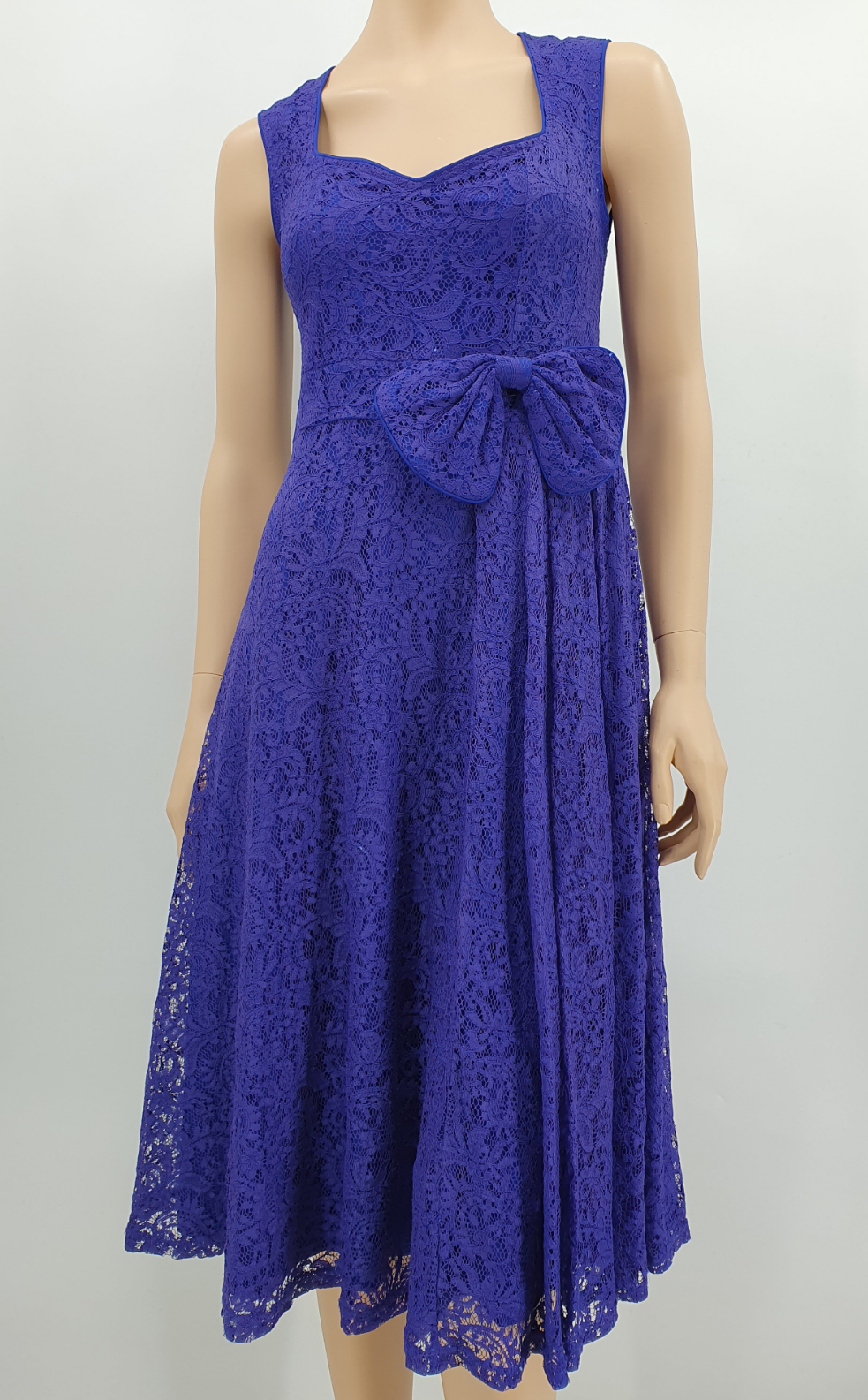 Lindy Pop, laventelinvärinen pitsimekko, 2000-luku