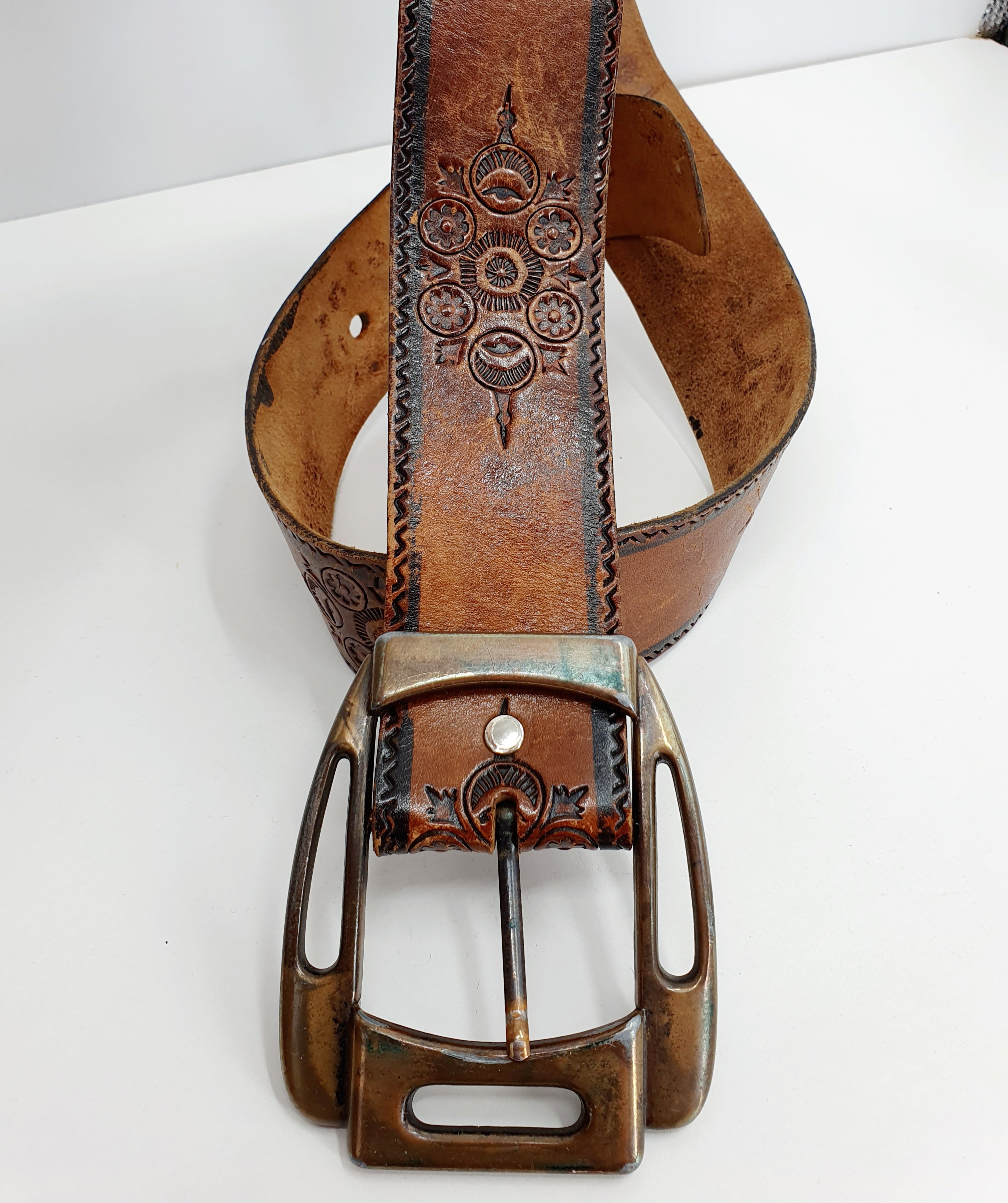 Leveä miesten vintagevyö 1960-luvulta, aitoa kuvioitua nahkaa, kuva soljesta