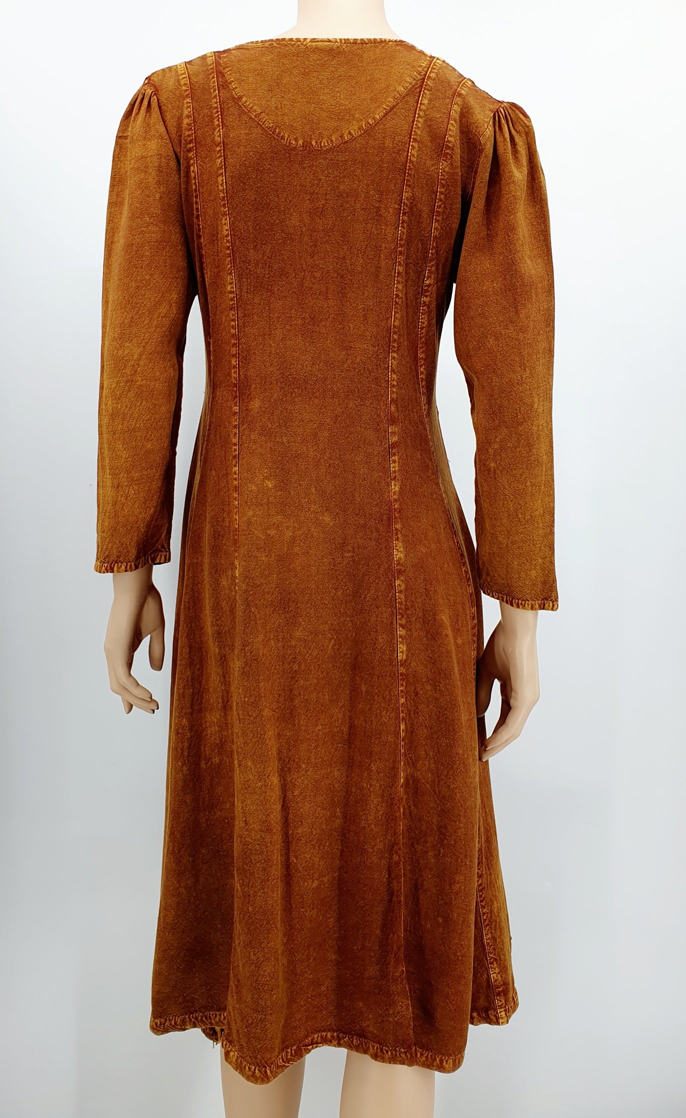 Sinapinruskea kirjottu viskoosimekko, kuva selkäpuolelta