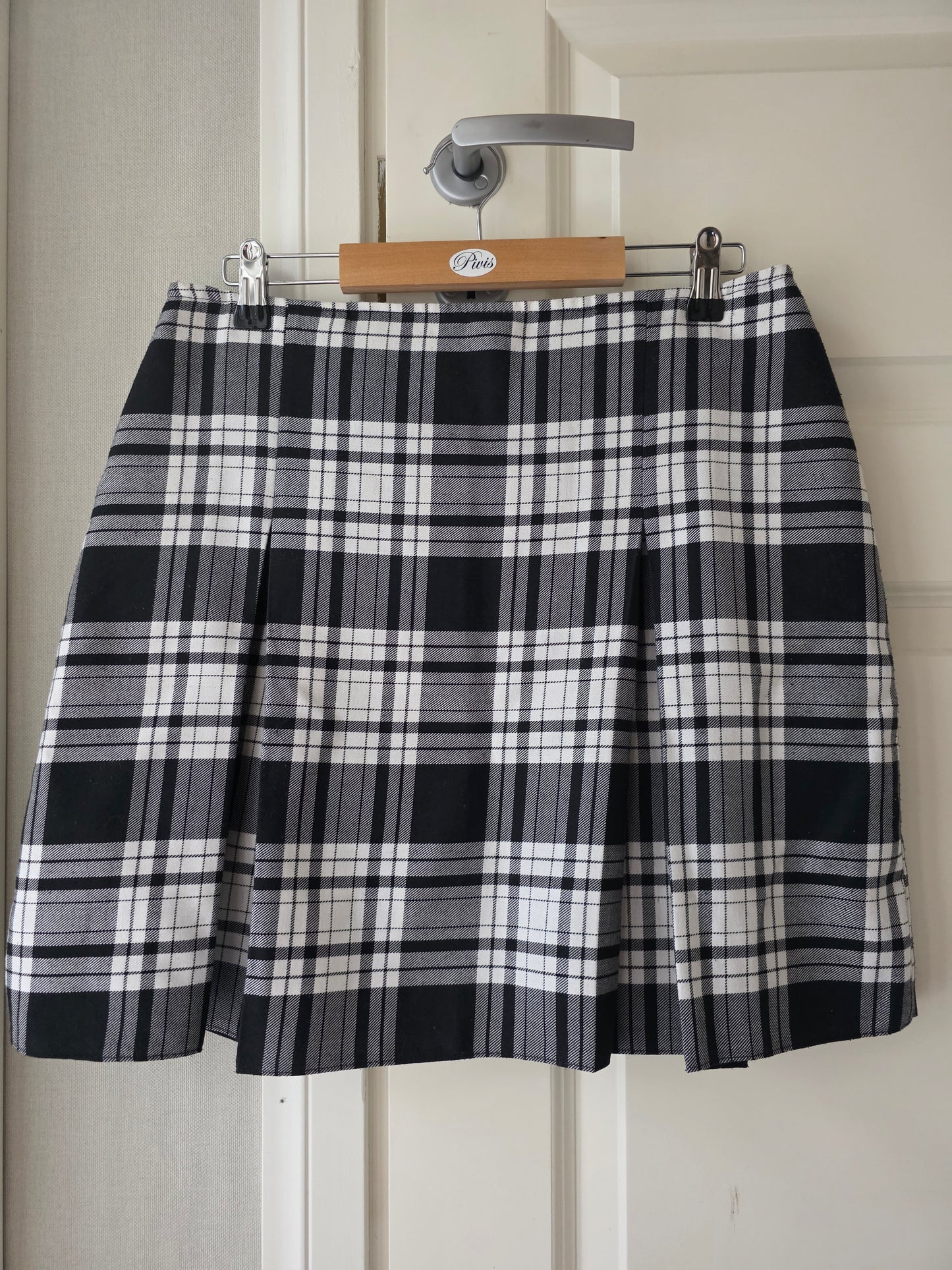 Mustavalkoinen lyhyt laskoshame 90-luvulta, vyöt.ymp. 80cm, koko 38-40
