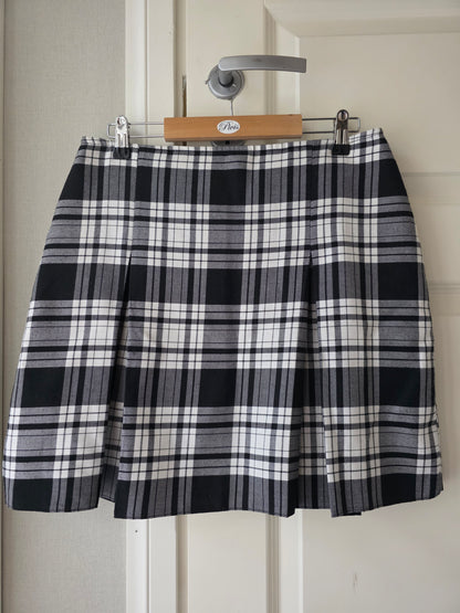 Mustavalkoinen lyhyt laskoshame 90-luvulta, vyöt.ymp. 80cm, koko 38-40