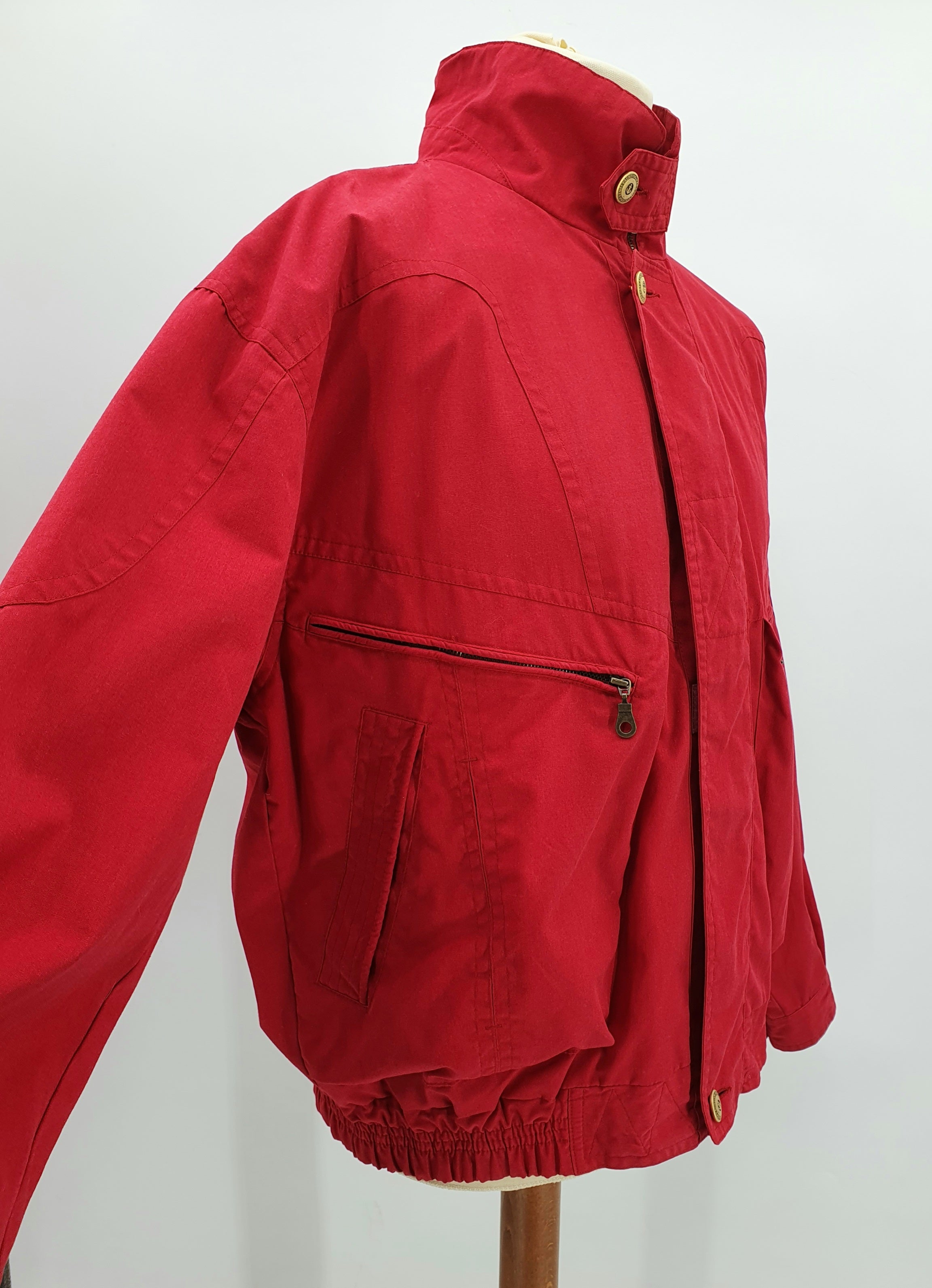 Punainen pusakkamallinen miesten välikausitakki, 90-luku, kuva sivulta