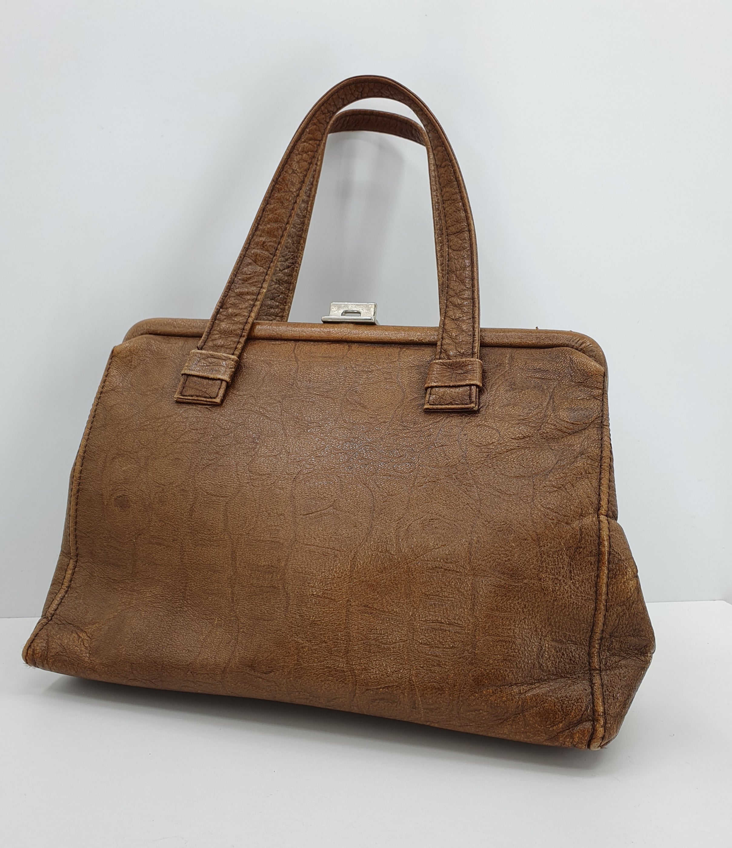 Vintage käsilaukku 1950-luvulta, väri ruskea, kuva takaa