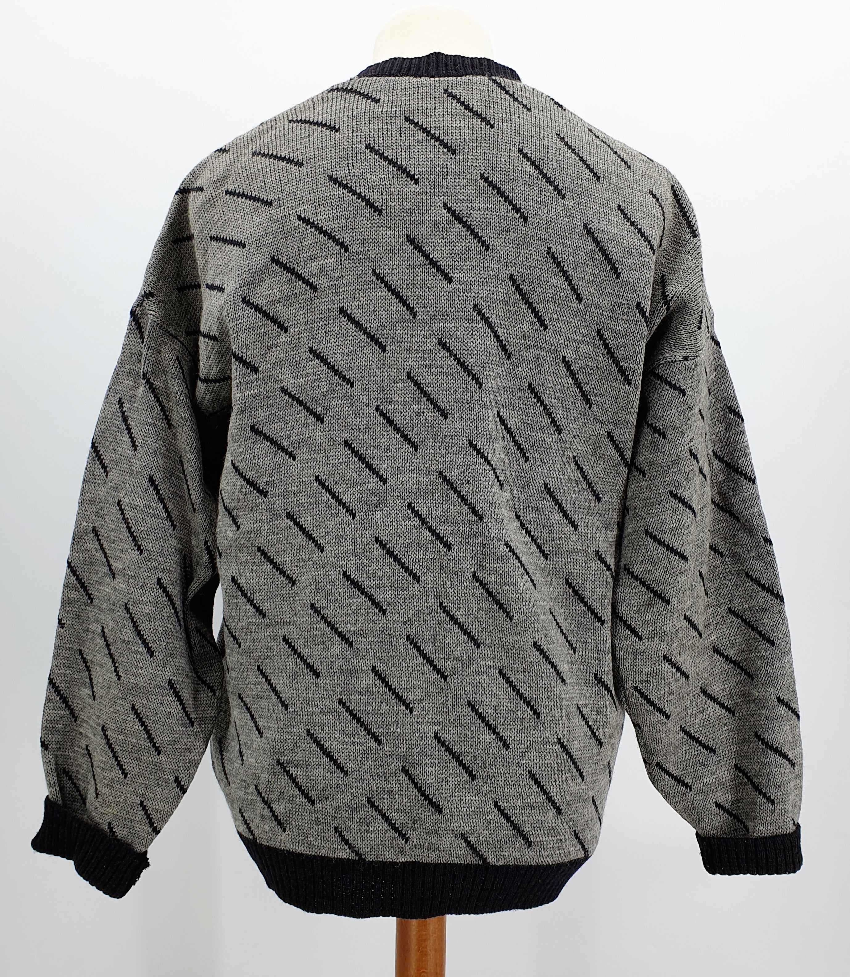 Miesten neuletakki 80-luvulta, musta-harmaa, kaksirivinapitus Kuva takaa