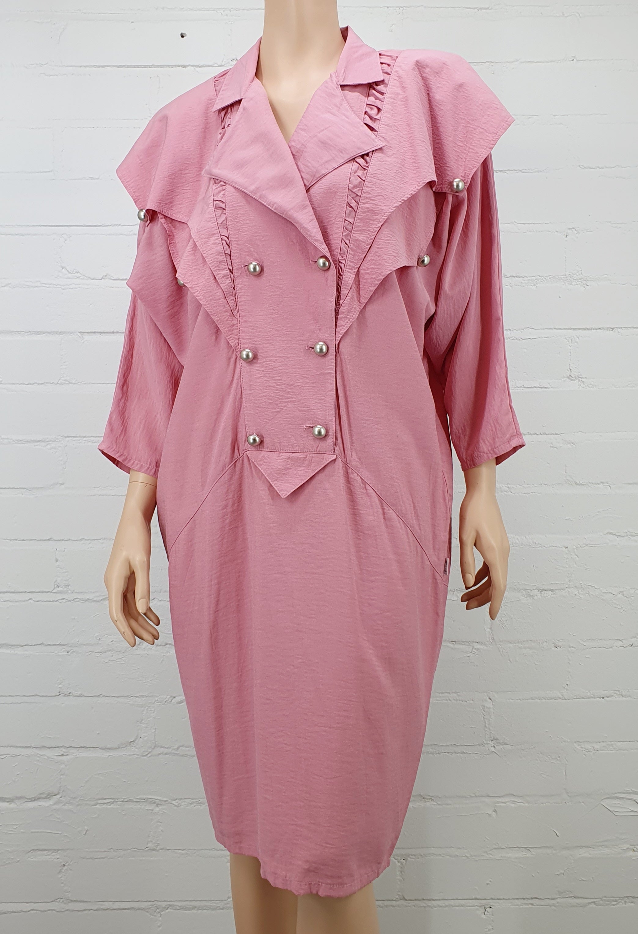 Vaaleanpunainen mekko 80-luvulta, isot olkatoppaukset