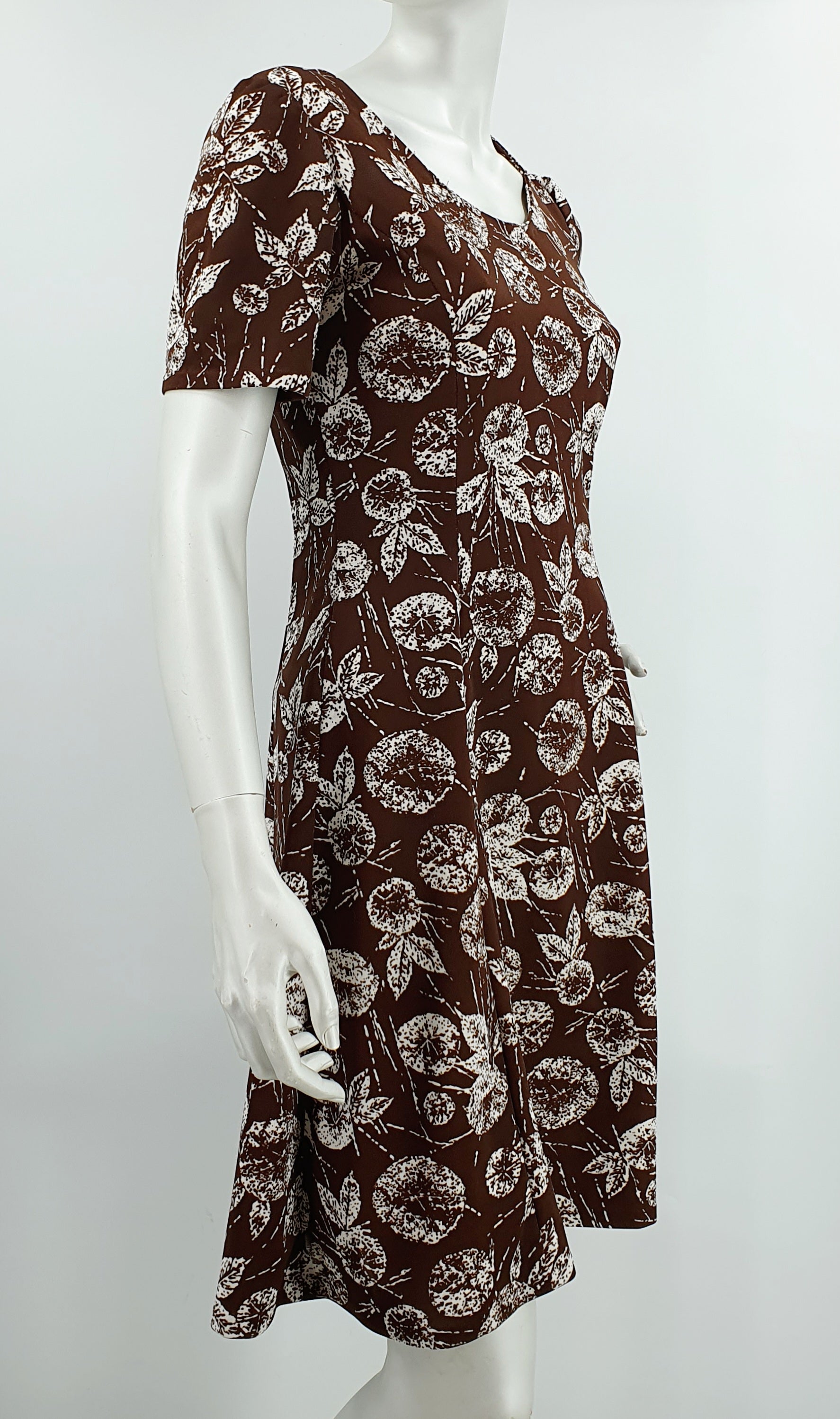 Wide-hemmed short-sleeved dress from the 70s, size 36