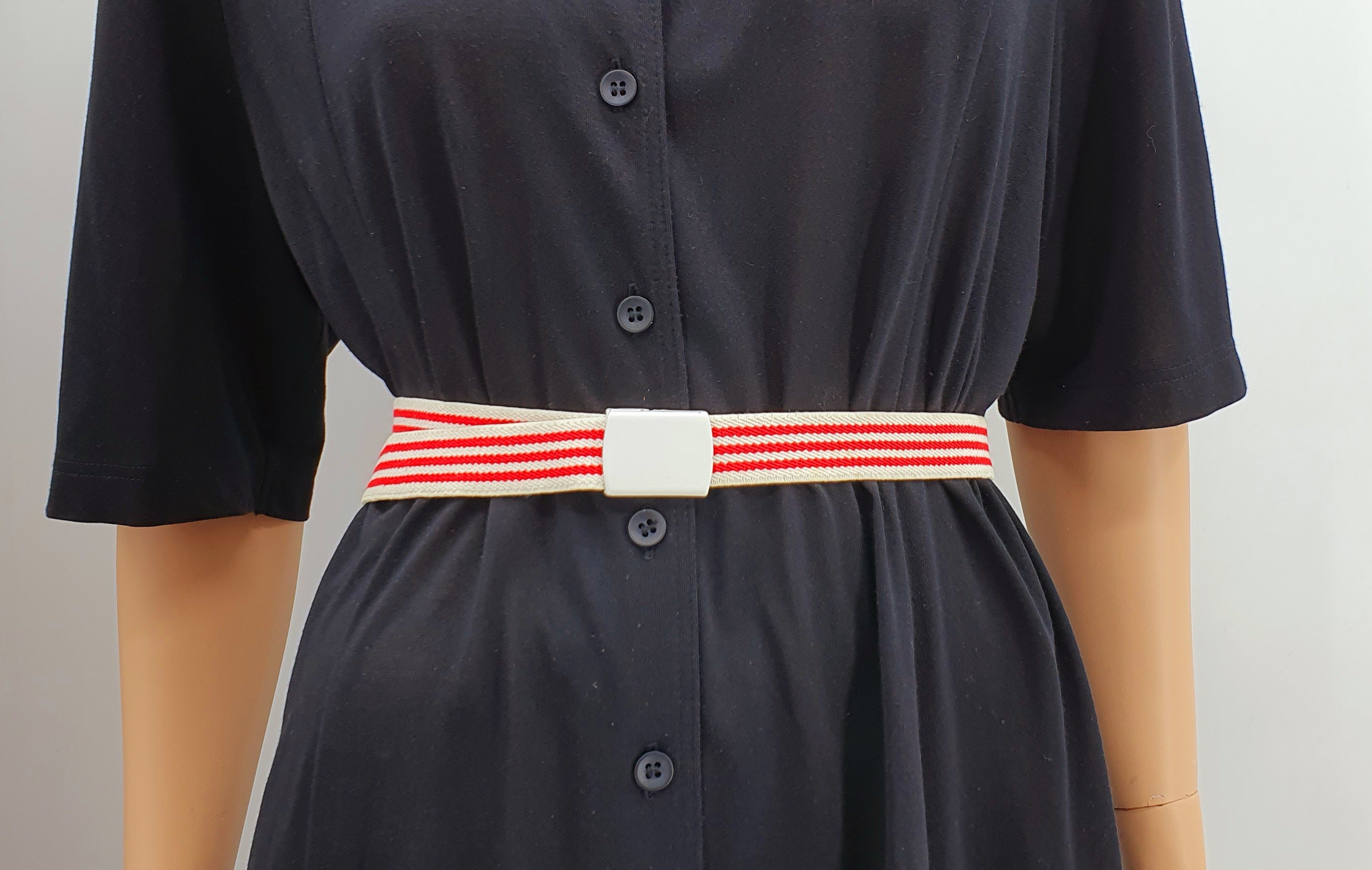 Kuminauhavyö 80-luvulta, raitakuvioinen vintagevyö, kuva mallin päällä