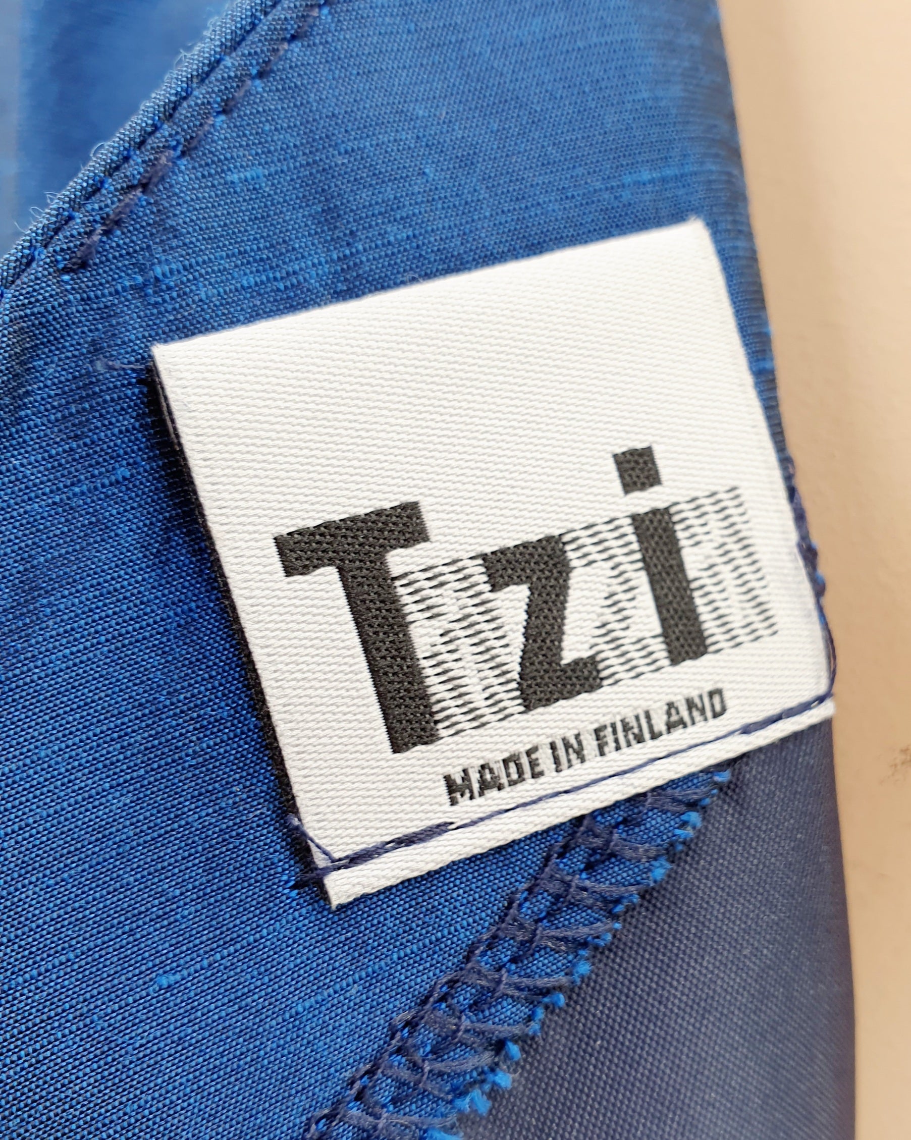 Tazzia, suomalainen juhlamekko 90-luvulta, väri tummansininen, kuva tuotelapusta