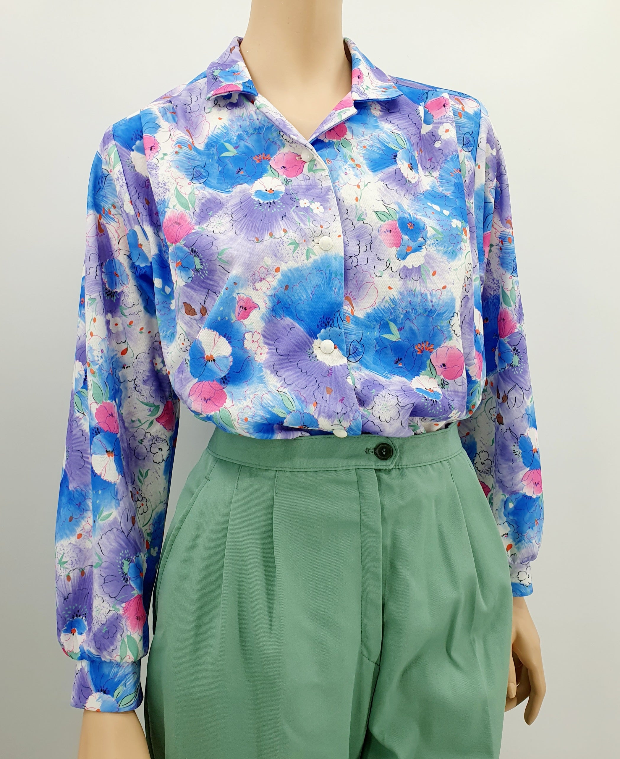 Pitkähihainen naisten kauluspaita 70-luvulta, pastellinvärinen