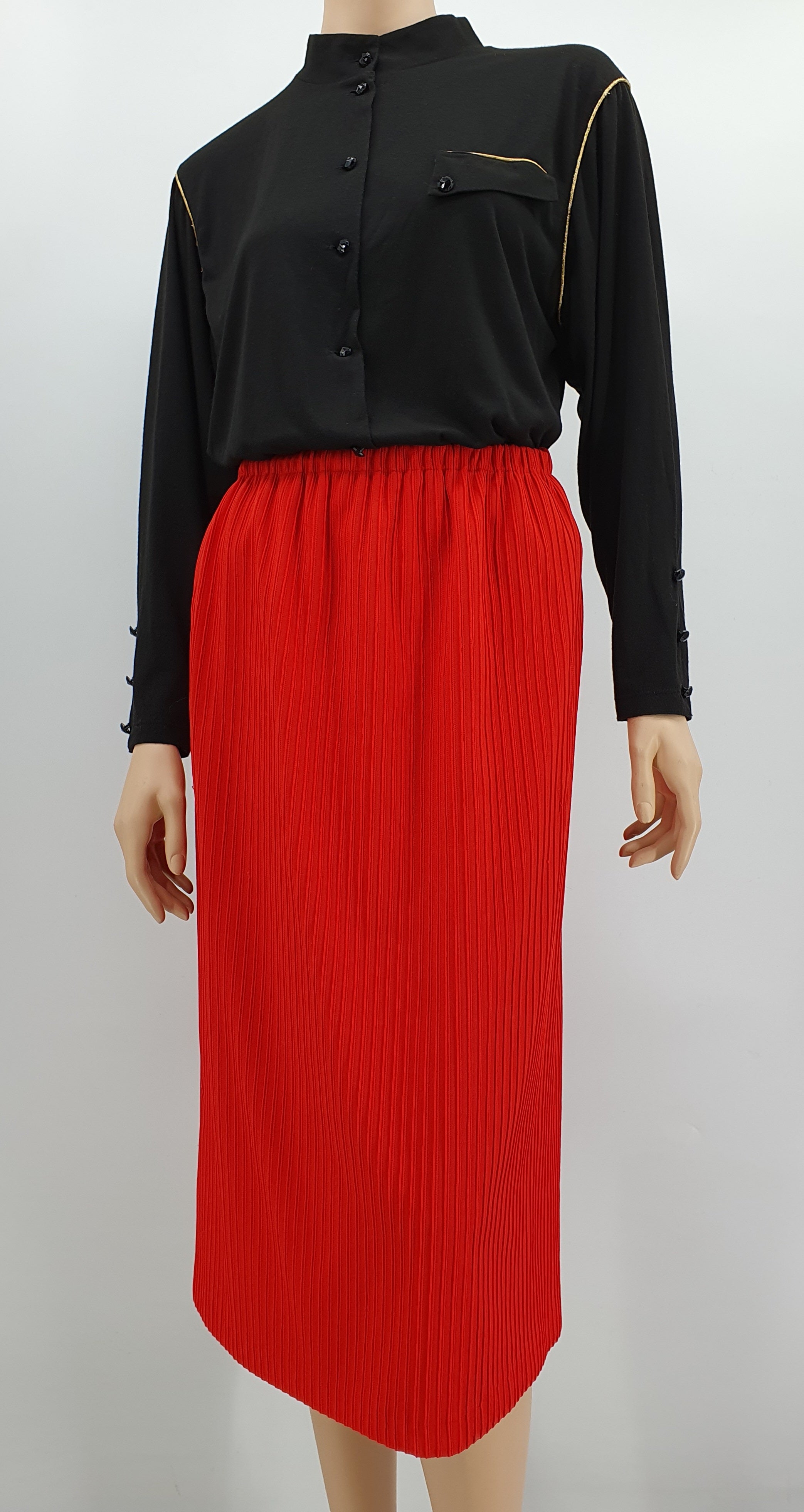 Carolin, punainen hame 80-luvulta, vyötärö 70-80cm, koko 36-38-40