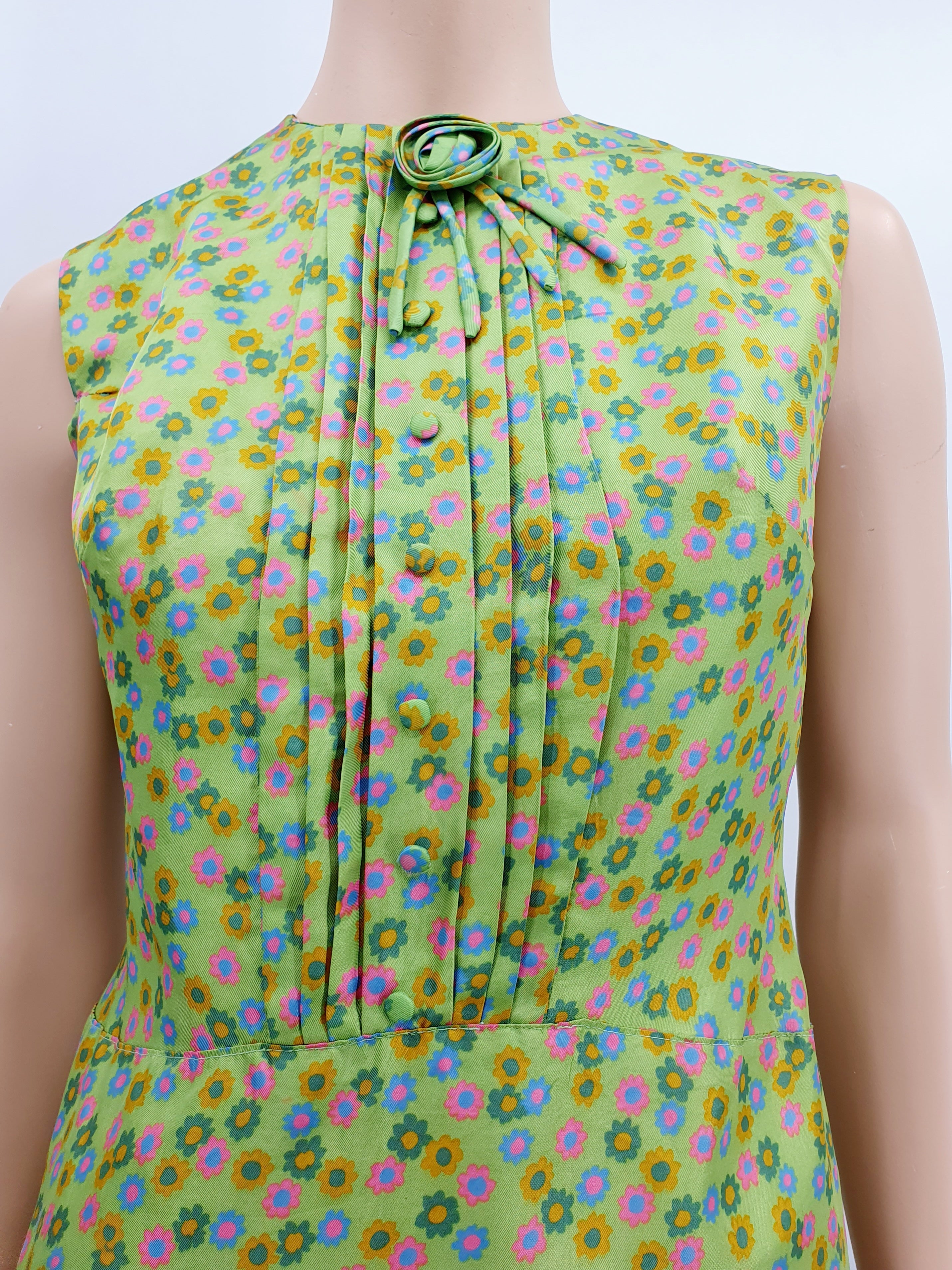 Hihaton juhlamekko-kesämekko 60-luku, limenvihreä-kukkakuvio, kuva rinnan alueelta