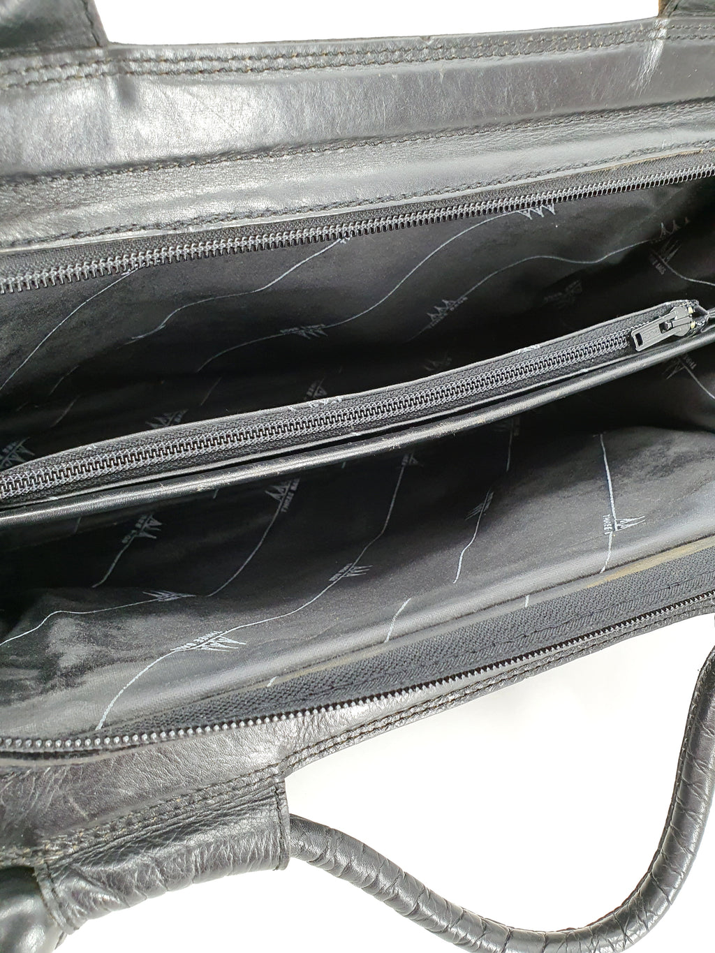 Three bags, musta vintage nahkalaukku, 70-luvulta, kuva sisältä