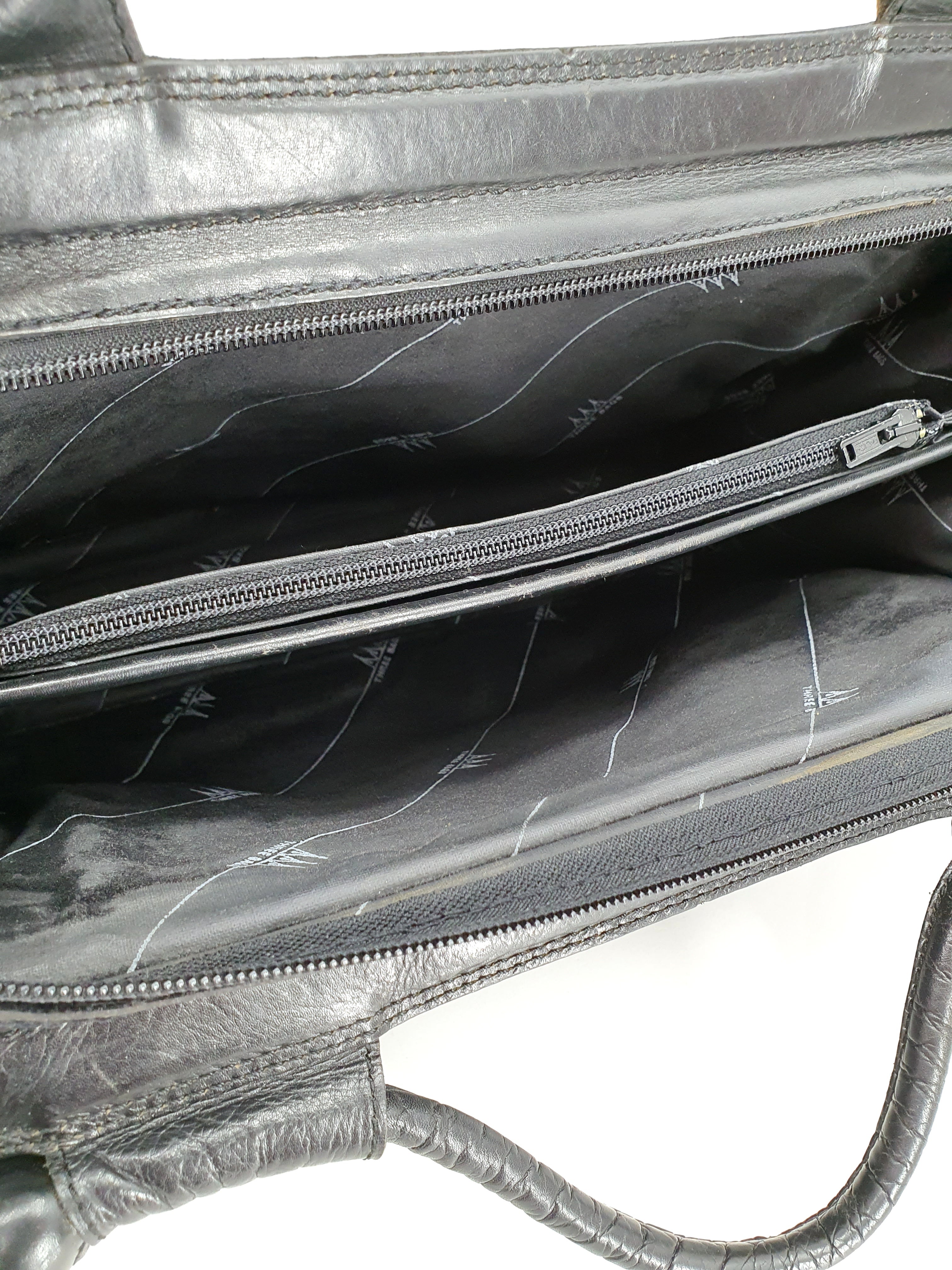 Three bags, musta vintage nahkalaukku, 70-luvulta, kuva sisältä