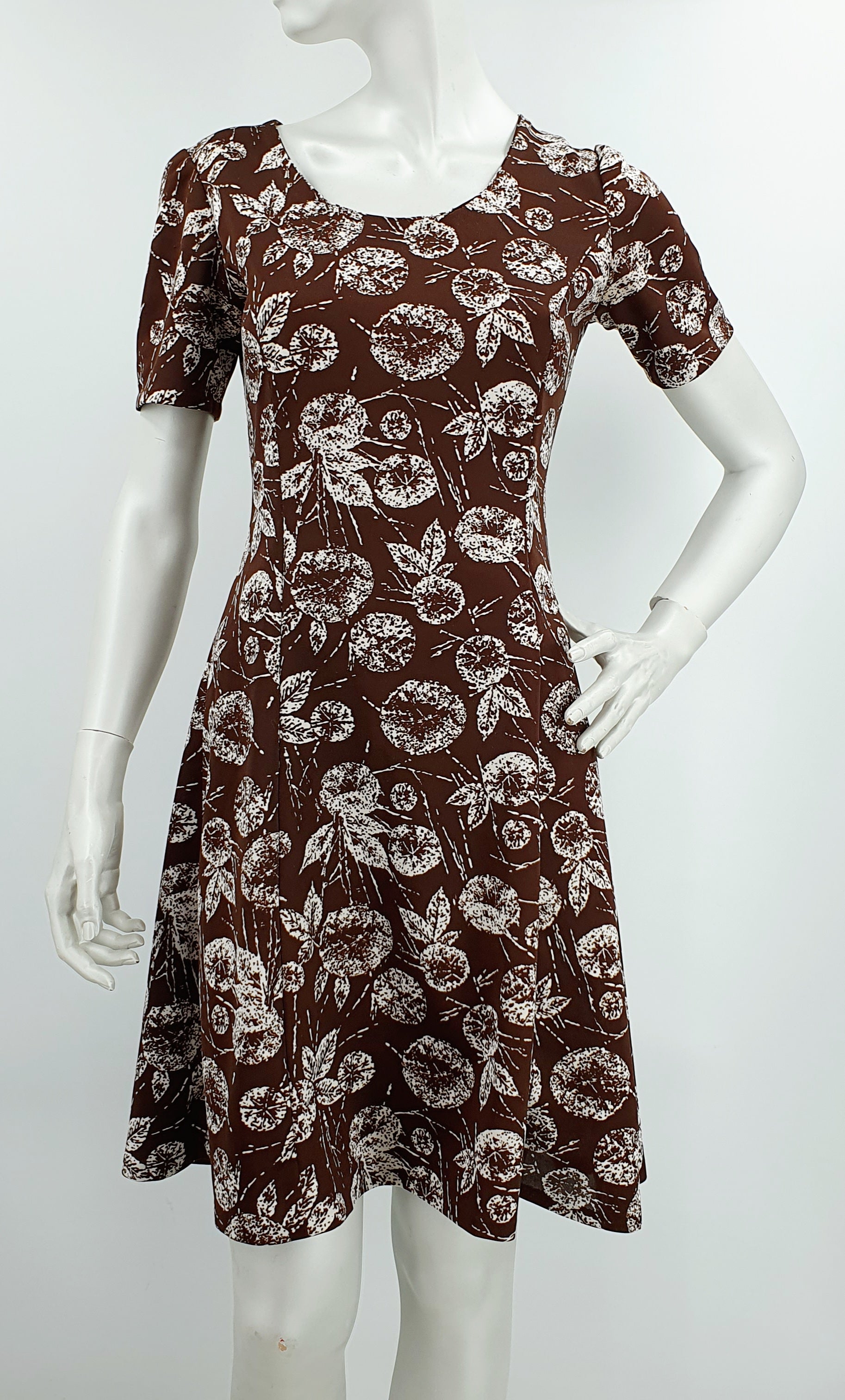 Wide-hemmed short-sleeved dress from the 70s, size 36